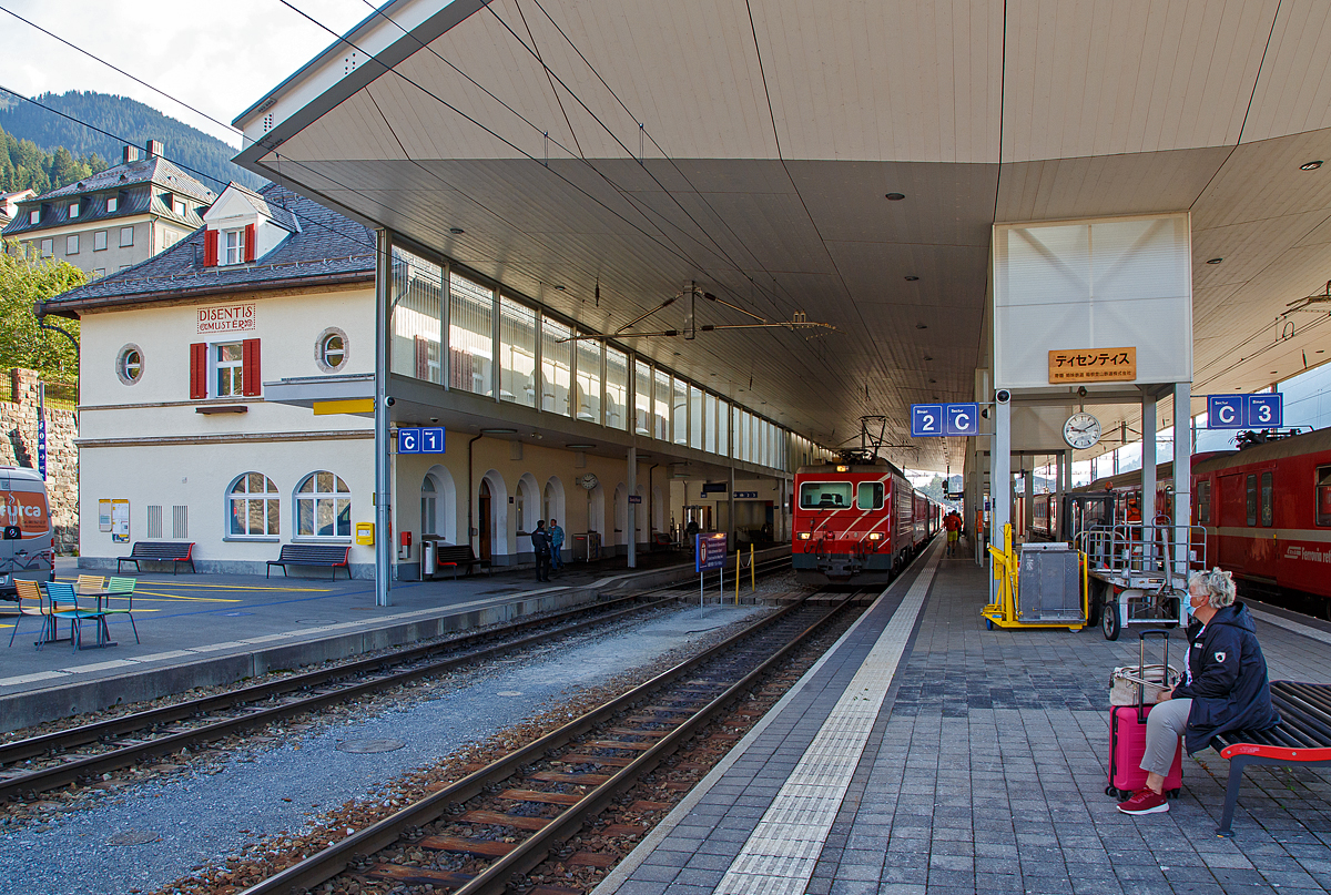Der RhB und MGB Bahnhof der Klosterstadt Disentis/Mustér  1.130 m ü. M. am 07.09.2021. Auf Gleis 3 steht die MGB HGe 4/4 II 107 „Grimsel“, ex FO HGe 4/4 II 107, mit dem Regionalzug nach Andermatt (R 823) zur Abfahrt bereit. Auf Gleis zwei seht der gerade eingefahrene RE 1721 von Chur.

Der Bahnhof ist Endpunkt von der der Bahnstrecke Reichenau-Tamins – Disentis/Mustér auch Oberländerlinie, Surselvalinie oder Vorderrheinlinie (Fahrplanfeld 920) der Rhätischen Bahn (RhB). Er ist aber auch zugleich der Startpunkt Furka-Oberalp-Bahn (Fahrplanfeld 142 und 143) der Matterhorn-Gotthard-Bahn (MGB), bzw. bis zur Fusion (zum 01. Jan. 2003) der eigenständigen  Furka-Oberalp-Bahn (FO). Die MGB Strecke geht von hier in Richtung Westen mit Zahnstangenabschnitten (bis zu 110 ‰ Neigung) über den Oberalppass nach Brig hinab. 

Für den berühmten durchgehenden Glacier-Express dient der 
Bahnhof somit auch dem Lokwechsel. Auch wenn beide Bahnen auf Meterspur fahren, so unterscheiden sich doch. Die Rhätischen Bahn (RhB) ist ja eine reine Adhäsionsbahn und die Matterhorn-Gotthard-Bahn (MGB) eine gemischte Zahnrad- und Adhäsionsbahn.
