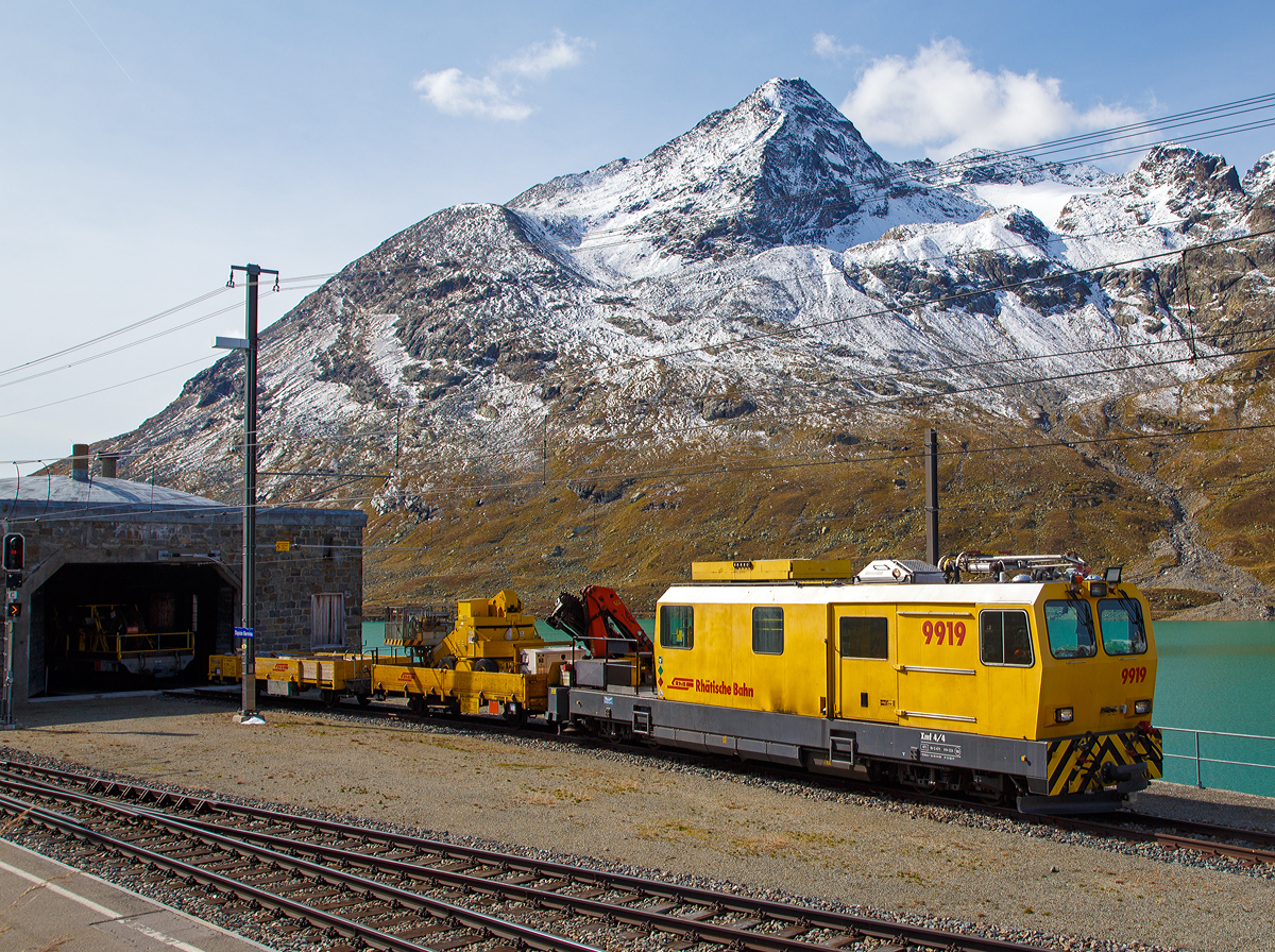 Der RhB (Rh�tische Bahn) Xmf 4/4 9919, ein Windhoff Fahrleitungsturmwagen, ist am 13.09.2017, auf dem h�chsten Punkt der Berninabahn (2.256 m �. M.), beim Bahnhof Ospizio Bernina (Bernina Hospiz) abgestellt. 

Der Fahrleitungsturmwagen wurde 1993 von Windhoff in Rheine unter der Fabriknummer 160641-2 gebaut. 

TECHNISCHE DATEN: 
Spurweite: 1.000 mm (Meterspur)
Achsformel: B’B’
Baujahr: 1993
L�nge �ber Puffer: 15,64 m
Drehzapfenabstand: 9,60 m
Achsabstand im Drehgestell: 1.500 mm
Antrieb:  Dieselmotor
Eigengewicht: 47,00 t
H�chstgeschwindigkeit: 60 km/h (eigen oder geschleppt)
