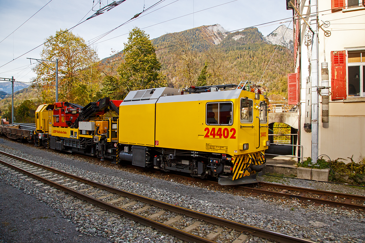 Der RhB (Rh�tische Bahn) Xmf 6/6 24402, ein Fahrleitungsturmwagen vom Typ Plasser & Theurer MTW 100.160 steht am 01.11.2019 mit einem Oberleitungsbauzug beim Bahnhofs Reichenau-Tamins (aufgenommen aus einem Zug heraus).

Der MTW 100.160 wurde 2016 von Plasser & Theurer gebaut. Der Xmf 6/6 24402 ist 620 mm l�nger und 6 t schwerer als das 2007 gebaute Schwesterfahrzeug Xmf 6/6 24401

TECHNISCHE DATEN: 
Spurweite: 1.000 mm (Meterspur)
Achsformel: Bo’+Bo’Bo’
Baujahr: 2016
L�nge �ber Puffer: 19.880 mm
Achsabstand im Drehgestell: 1.800 mm
Leistung der Dieselmotoren: 2 x 395 kW
Eigengewicht: ca. 75,00 t
H�chstgeschwindigkeit: 90 km/h (eigen oder geschleppt)
