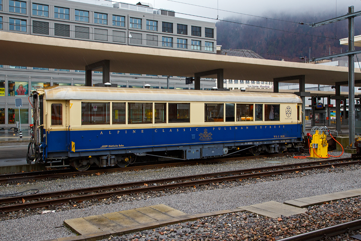 Der RhB Salonwagen bzw. ACPE Piano-Barwagen WR-S 3820, ex RhB Saalwagen WR-S 3814, ex Mitropa Speisewagen B4� 162 (f�r Berninabahn), abgestellt am 17.02.2017 im Bahnhof Chur.

F�r den Einsatz in Luxusz�gen auf der damals eigenst�ndig agierenden Berninabahn lieferte die SWS 1929 zwei als B4� 161 und 162 bezeichnete Speisewagen an die Mitropa. Als besonderes Merkmal dieser eleganten Fahrzeuge gilt ihre �berdurchschnittlich gro�e Fensterfront, die den Fahrg�sten einen nahezu uneingeschr�nkten Ausblick auf das faszinierende Alpenpanorama bietet. Aus zolltechnischen Gr�nden wurde auf den Einbau einer K�che verzichtet.

Nach dem Ende der kurzen �ra der Luxusz�ge und den damit verbundenen wirtschaftlichen Schwierigkeiten der Berninabahn erw�gte die Mitropa einen Einsatz der beiden Fahrzeuge als Speisewagen auf dem Stammnetz der RhB und baute sie daher 1944 in einer eigenen Werkstatt in Berlin um.
Zusammen mit drei weiteren Mitropa-Speisewagen gingen die beiden Fahrzeuge nach dem Ende des zweiten Weltkriegs in den Besitz der RhB �ber, bei der sie zuletzt unter der Bezeichnung WR 3813 und 3814 ihren Dienst taten.

Mit der Beschaffung moderner Speisewagen wurden diese beiden in die Jahre gekommenen Fahrzeuge 1987 ausrangiert und 1990 an die Dampfbahn Furka-Bergstrecke (DFB) verkauft. Da diese Fahrzeuge jedoch nicht bei der DFB eingesetzt werden konnten, waren sie jahrelang in Klus (SO) abgestellt und vom Abbruch bedroht.
Aufgrund des gestiegenen Bedarfes an nostalgischen Speisewagen gelangte der ehemalige Berninabahn-Speisewagen WR 3814 im Jahre 1999 zur�ck an die RhB. In einer etwa neun Monate dauernden Umbauaktion durch die Hauptwerkst�tte der RhB wurde das Fahrzeug weitgehend in den Originalzustand zur�ckversetzt. Dabei wurde auch die 1944 durch die Mitropa eingebaute K�che wieder entfernt. Als reiner Saalwagen mit der neuen Bezeichnung WR-S 3814 muss dieser Wagen von einem benachbarten Speisewagen bedient oder mit angelieferten Speisen versorgt werden. Ganz im stilvollen Blauton des Alpine Classic Pullman Express gehalten pr�sentiert sich der WR-S 3814 als Schmuckst�ck im Wagenpark der RhB.

Aus dem Saalwagen WR-S 3814 entstand dann 2010 der jetzt zweifarbig im Design des Alpine Classic Pullman Express lackierte Piano-Barwagen WR-S 3820.

TECHNISCHE DATEN (heutiger WR-S 3020):
Baujahr und Hersteller: 1929 – SWS (Schweizerische Wagons- und Aufz�gefabrik AG, Schlieren-Z�rich)
Spurweite: 1.000 mm
Anzahl der Achsen: 4
L�nge �ber Puffer: 15.360 mm
Drehzapfenabstand: 9.600 mm
Achsabstand im Drehgestell: 1.800 mm
Laufraddurchmesser: 750 mm
Drehgestellart: SIG 90 (Prototyp)
Breite: 2.470 mm
H�he: 3.450
Pl�tze: 18 Sitzpl�tze und 7 Stehpl�tze
Eigengewicht: 22,3 t
Max. Gesamtgewicht: 24,4 t
zul�ssige Geschwindigkeit: 90 km/h
Lauff�hig: StN (Stammnetz) / BB (Berniabahn) / MGB (Matterhorn Gotthard Bahn)
