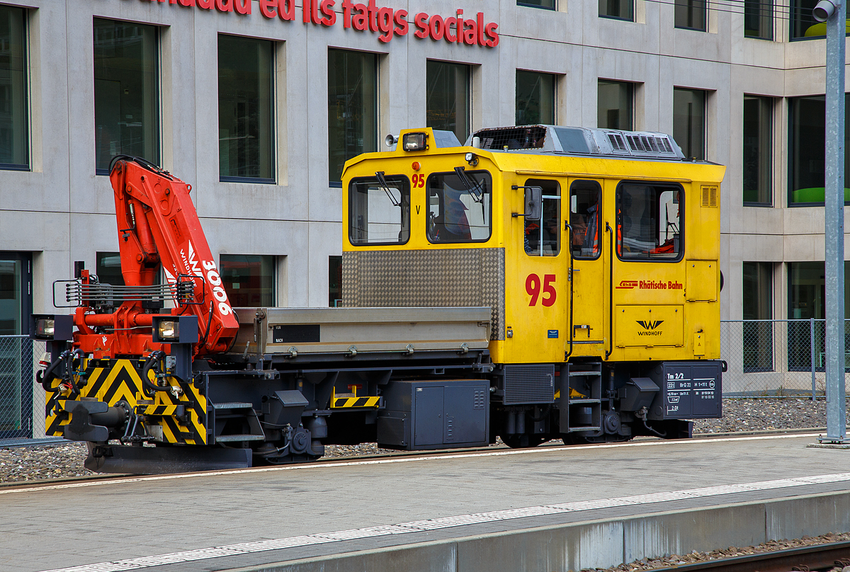 Der RhB Tm 2/2 95 am 12.09.2017 im Bahnhof Chur. 
Der Traktor wurde 1998 von Windhoff unter der Fabriknummer 2485 gebaut. 

Die Fa. Windhoff hat vier dieser Baudiensttraktoren Tm 2/2 95 bis 98 gebaut, diese entsprechen weitgehend der Serie 81-84 (von RACO). 

TECHNISCHE DATEN:
Spurweite: 1.000 mm
Achsfolge: B
L�nge �ber Puffer: 8.790 mm
Breite: 2.700 mm
Leergewicht: 22 t
Ladegewicht: 2 t
H�chstgeschwindigkeit: 60 km/h (60 km/h Schleppfahrt)
Motorbauart: 6-Zylinder-Dieselmotor
Motorleistung:  336 kW 
Anfahrzugkraft: 78 kN 
Stundenzugkraft: 30 kN bei 25 km/h
Leistungs�bertragung: hydraulisch