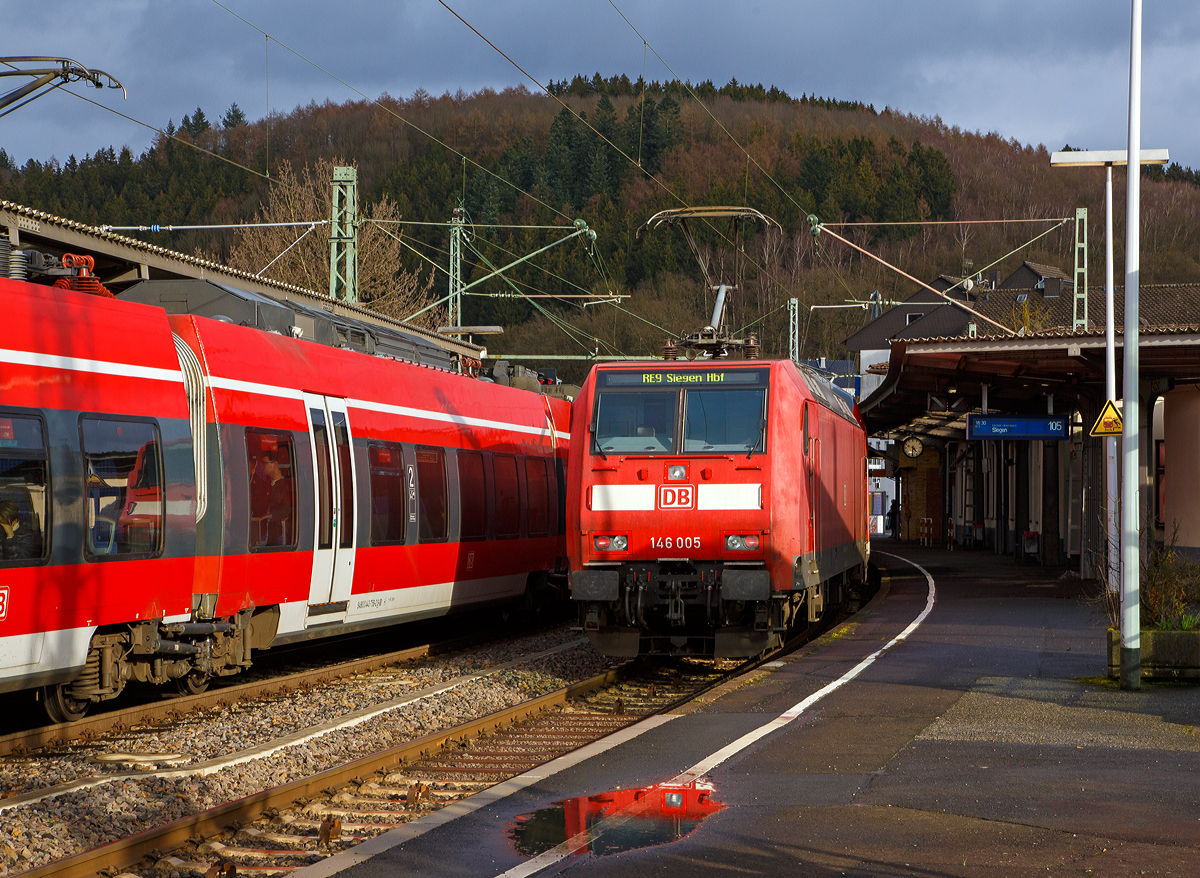 
Der Rhein-Sieg-Express (RSX), die Regional-Express-Linie 9, am 11.03.2019 im Bahnhof Betzdorf Sieg. Links zwei gekuppelten Bombardier Talent 2 als RE 9 nach Aachen Hbf und rechts die 146 005-4 als Schublok des RE 9 nach Siegen Hbf. 
