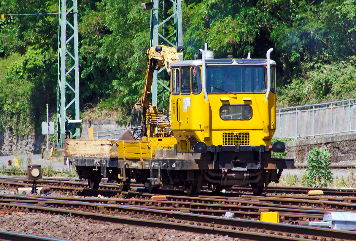 
Der Robel Klv 53-06165 (Schweres Nebenfahrzeug Nr. 53 06165) der EVG - Eifelbahn Verkehrsgesellschaft mbH (Linz), ex DB Klv 53-0616-2, rangiert mit einem Kla am 06.06.2014 in Linz am Rhein. 

Der Gleiskraftwagen  (Robel  Typ:  54.13) wurde 1977 bie Robel unter der Fabriknummer 54.13-6-AA 281 gebaut.

Technische Daten:
Spurweite:  1.435 mm 
Achsformel: B
Länge über Puffer: 6.370 mm
Achsabstand: 3.750 mm
Eigengewicht: 8,1 t
Nutzlast: 7,9 t
Anhängelast: 42 t
Zur Mitfahrt zug. Personen: 4
Höchstgeschwindigkeit: 70 km/h
Leistung: 85 kW (116 PS)
Der hydraulische Kran erlaubt eine Hebelast von bis zu 3 t und ist mit Greifern für den Baggerbetrieb ausgestattet.