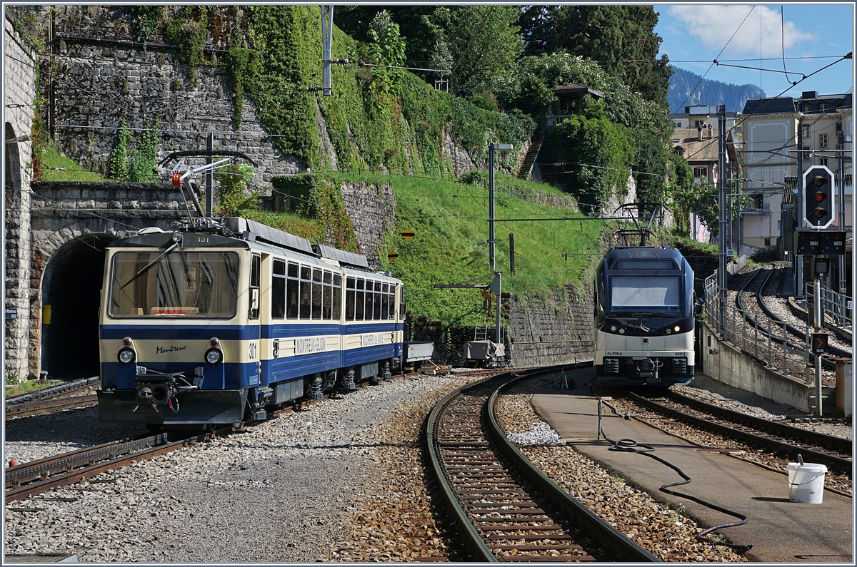 Der Rocheres de Naye Beh 4/8 301  Montreux  auf 80 cm Spur und ein Alpina Triebzug auf Meterspur warten in Montreux auf neue Einsätze. 
13. Aug. 2017