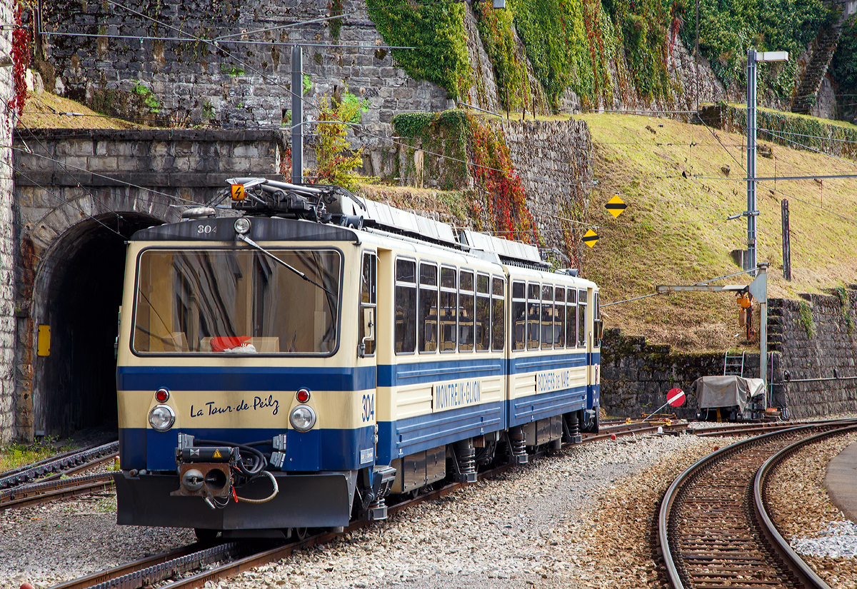 
Der Rocheres de Naye Bhe 4/8 304  La Tour-de-Peilz   der Transports Montreux–Vevey–Riviera (MVR), ex Chemin de fer Glion–Rochers-de-Naye (GN), am 16.09.2017 abgestellt in Montreux.

Der Zahnradtriebwagen Beh 4/8 304 wurde 1992 von SLM (Schweizerischen Lokomotiv- und Maschinenfabrik) in Winterthur gebaut, der elektrische Ausrüstung wurde von Siemens (Werk Erlangen) geliefert.

Die Bhe 4/8 sind zweiteilige kurzgekuppelte elektrische Zahnrad-Doppeltriebwagen der Transports Montreux–Vevey–Riviera (MVR) und der Monte Generoso-Bahn (MG).

Die vier vorhandenen Triebwagen der Monte Generoso-Bahn wurden anlässlich der Elektrifizierung der Bahn 1982 angeschafft. Sie wurden von der Schweizerischen Lokomotiv- und Maschinenfabrik (SLM) in Winterthur hergestellt. Die elektrische Ausrüstung wurde von Siemens (Werk Erlangen) geliefert. Bei der Monte Generoso-Bahn sind die Triebwagen die einzigen elektrischen Fahrzeuge.

An die damalige Chemin de fer Glion–Rochers-de-Naye (GN) (heute Transports Montreux–Vevey–Riviera) wurden 1983 drei weitgehend baugleiche Triebwagen geliefert. Sie unterscheiden sich lediglich in Details des elektrischen und mechanischen Teils, da die Fahrleitungsspannung und das Kupplungssystems unterschiedlich sind. Der Triebwagen 304 wurde 1992 nachgeliefert, ein weiterer (305) wurde 2010 in den Werkstätten der Montreux-Berner Oberland-Bahn (MOB) in Chernex nachgebaut, und 2011 in Betrieb genommen. Bei den MVR Triebwagen wurden nachträglich Mehrfachsteuerung eingebaut, so können bis zu drei Triebwagen gekuppelt und gesteuert werde.

TECHNISCHE DATEN der MVR Bhe 4/8 (exGN):
Achsformel:  2'Z 2'Z + 2'Z 2'Z
Spurweite:  800 mm
Länge über Puffer:  23.890 mm
Dienstgewicht:  34 t
Höchstgeschwindigkeit:  22 km/h
Stundenleistung:  800 kW (1088 PS)
Zahnradsystem:  Abt
Stromsystem:  850 V DC
Anzahl der Fahrmotoren: 4
Gefälle:  220 ‰
Sitzplätze:  96
Klassen:  2. Klasse