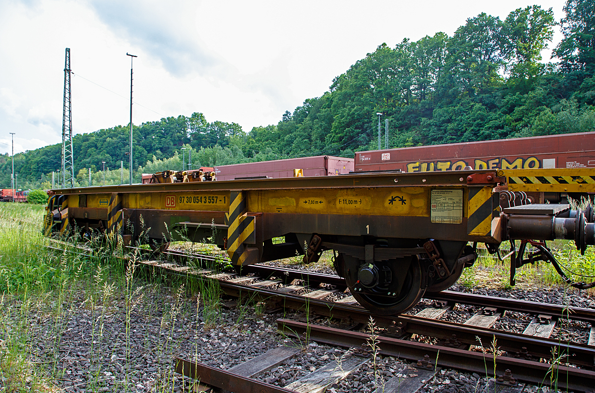 
Der Rutschenwagen (Schweres Nebenfahrzeug Nr. 97 30 054 3 557-1) der DB Bahnbau Gruppe sind am 29.05.2016 in Betzdorf/Sieg abgestellt. 