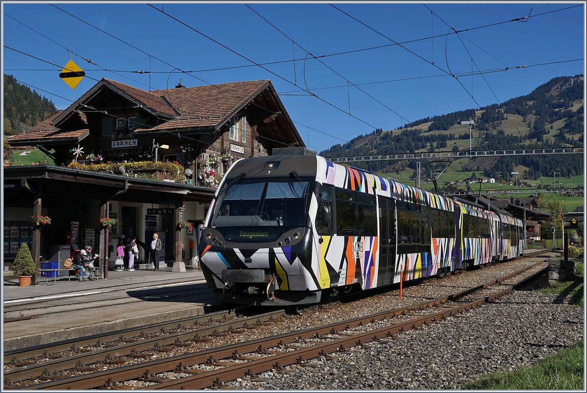 Der von Sarah Morris gestaltete Lenkerpendel  Monarch , bestehend aus ABt 341, Be 4/4 5001 und Bt 241 auf der Fahrt nach Rougemont beim Halt in Saanen.

10. Okt. 2017
