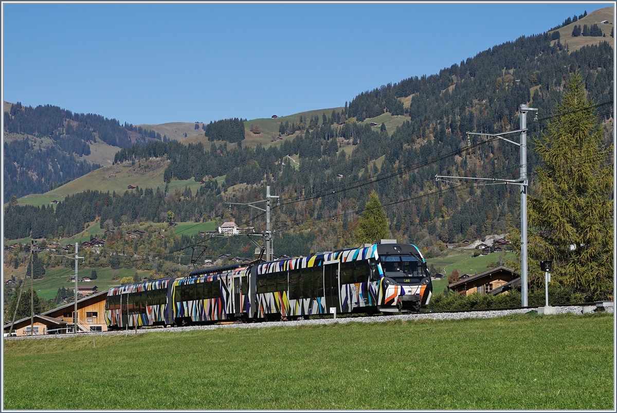 Der von Sarah Morris gestaltete Lenkerpendel  Monarch , bestehend aus ABt 341, Be 4/4 5001 und Bt 241, unterwegs als Regionalzug 2418 Rougemont in die Lenk zwischen Saanen und Gstaad
10. Okt. 2017