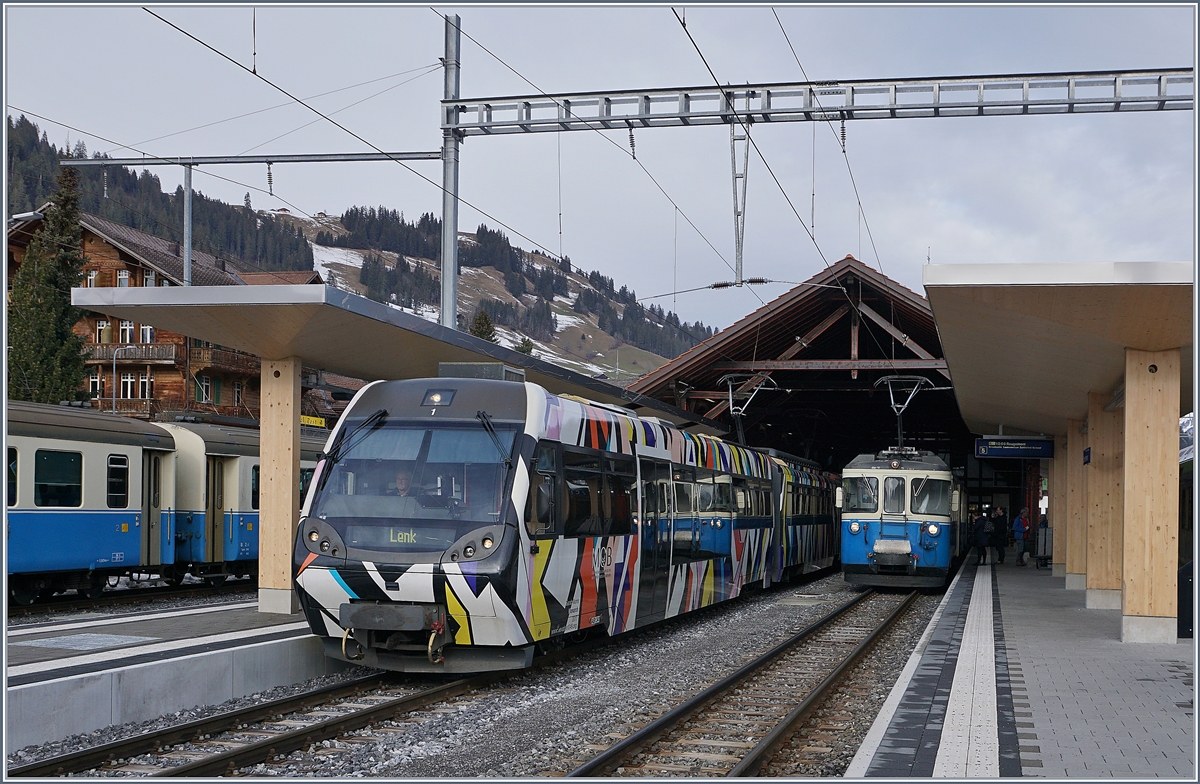Der von Sarah Morris gestaltete Lenkerpendel  Monarch , bestehend aus ABt 341, Be 4/4 5001 und Bt 241, und ein MOB ABDe 8/8 in Zweisimmen. 

10. Jan. 2018 

