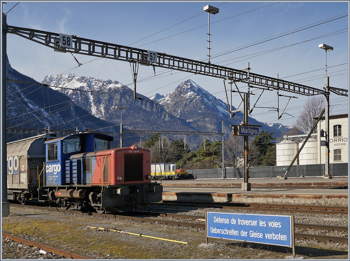 Der SBB Cargo Tm 232 128-9 (UIC 98 85 5 232 128-9 CH SBBC) in Martigny. 

9. Februar 2020