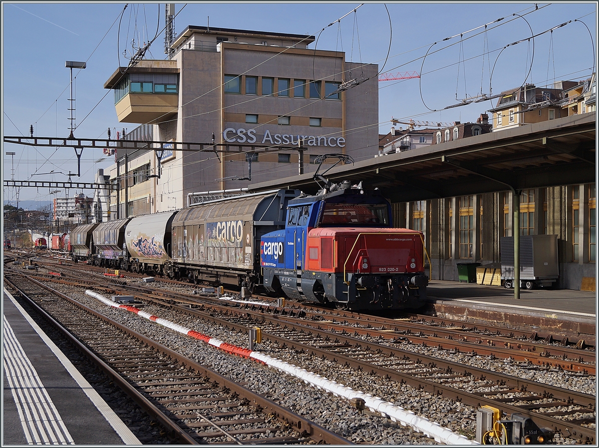 Der SBB Eem 923 020-2  Stockhorn  fährt mit einem kurzen Güterzug in Richtung Palézieux durch den Bahnhof von Lausanne.

19. Februar 2021