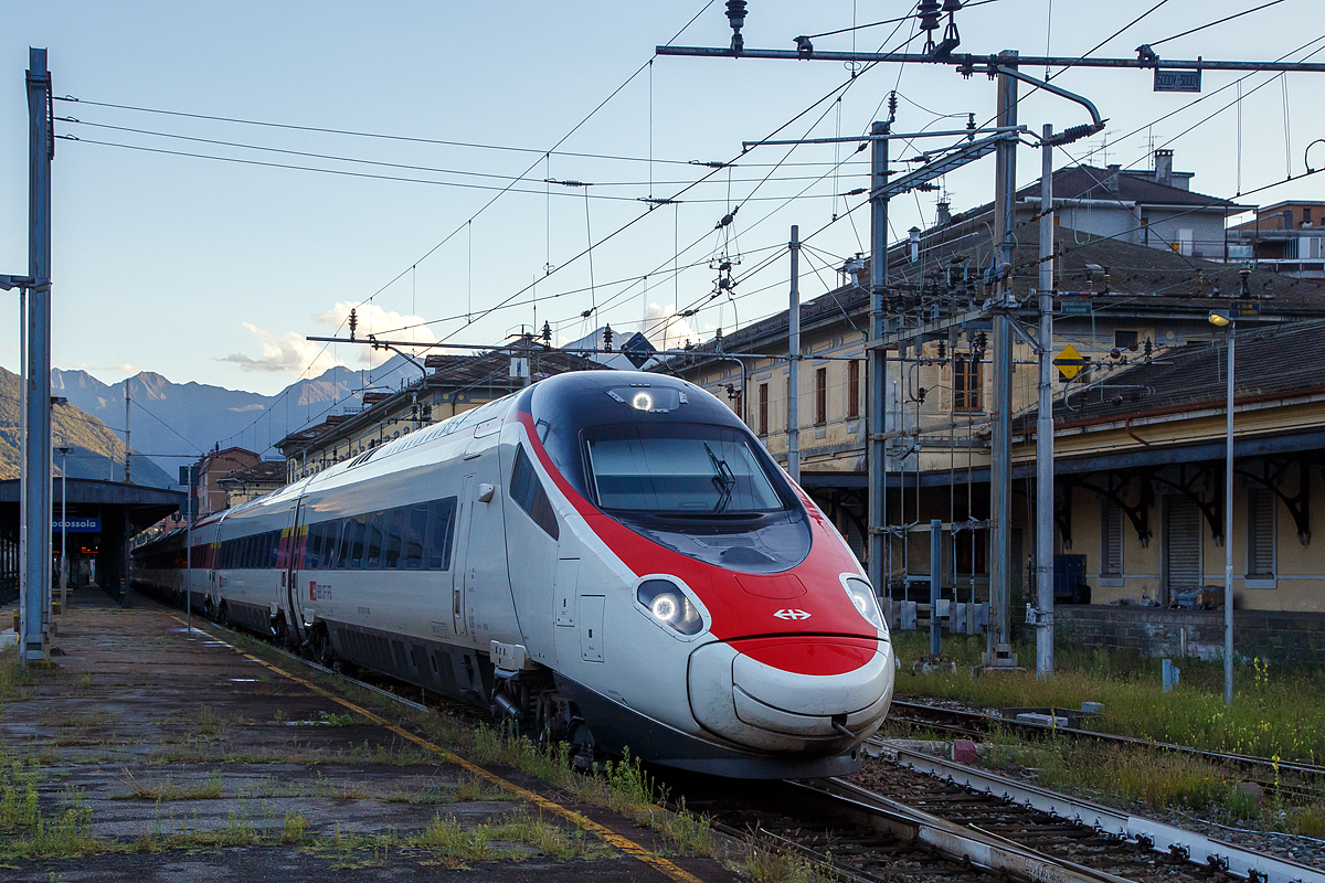 Der SBB ETR 610 014 der 1. Serie(93 85 1 503 014-7 CH-SBB) verl�sst am 14.09.2017, als EC 36 (Milano Centrale - Stresa - Domodossola - Brig - Sion - Montreux - Lausanne - Gen�ve),  den Bahnhof Domodossola in Richtung Simplon. Die SBB bezeichnen die Z�ge auch als  Astoro  (abgeleitet aus italienisch astore f�r  Habicht ). 