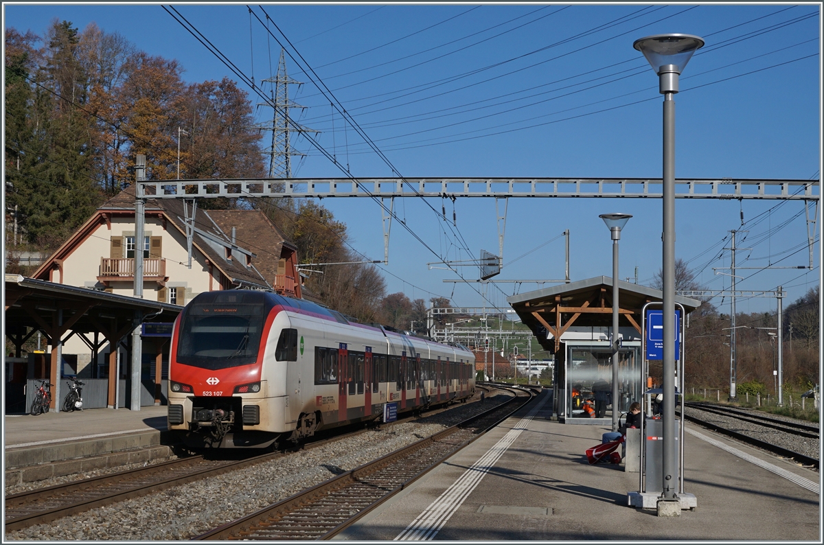Der SBB Flirt3 RABe 523 107 ist in Puidoux auf dem Weg nach Pal�zieux.

8. Dez. 2022
