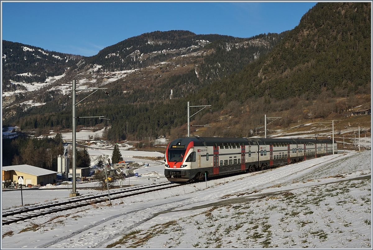 Der SBB RABe 511 110 ist als IR von Genève nach Le Châble (-Verbier) unterwegs und konnte kurz vor der Ankunft in Le Châble fotografiert werden. Bis Martigny verkehrt dieser Zug mit einem weiteren RABe 511, dort wird dann geflügelt. 

9. Februar 2020
