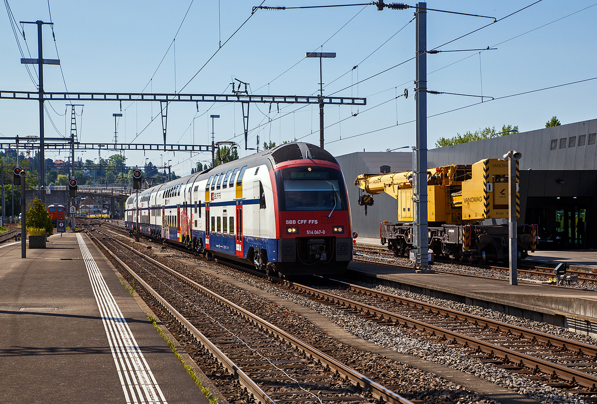 Der SBB RABe 514 047-0  (ein DTZ bzw. Siemens Desiro Double Deck) fährt am 07.06.2015, als S 16 nach Effretikon, in den Bahnhof Zürich-Tiefenbrunnen ein. Recht steht der 110t - KIROW Gleisbauschienenkran KRC 1010 der Vanomag AG, Kran XI, Schweres Nebenfahrzeug Nr. 99 85 9219 031-3 CH-VMG VTmaass.

Am 23. Februar 2003 entschied der SBB Verwaltungsrat die ersten 35 Züge für die S-Bahn Zürich bei Siemens Transportation Systems zu bestellen. Diese Entscheidung kam relativ überraschend, da Siemens zuvor noch keine Doppelstockzüge hergestellt hatte.

Die DTZ bilden die zweite Fahrzeuggeneration der Zürcher S-Bahn und ergänzen seit 2006 die erste Generation in Form der Doppelstockpendelzug (DPZ). Gegenüber diesen verfügen die DTZ über Niederflureinstieg, Fahrzeugklimatisierung und Vakuumtoiletten. 
Der vierteilige Triebzug bestehend aus zwei Triebköpfen und zwei Mittelwagen und wird in den beiden Triebköpfen von Asynchrommotoren, die jeweils ein Triebdrehgestell versorgen, angetrieben. Damit sind insgesamt 8 Achsen mit jeweils 400kW angetrieben. Von beiden Triebköpfen muss jeweils ein Stromabnehmer an die Fahrleitung angelegt werden, da aus Platzgründen keine 15kV Dachleitung vorhanden ist. Die zweiflügeligen Außentüren wurden behindertengerecht mit Schiebetritten ausgerüstet.

Technische Daten
Gebaute Anzahl: 61 vierteilige Triebzüge
Baujahre: 2005-2008 (1.+2.Serie)
Spurweite:  1.435mm (Normalspur)
Achsformel: Bo-Bo+2`2`+2`2`Bo-Bo
Länge über Kupplung: 100 m
Höhe: 4.600mm
Breite: 2.780mm
Leergewicht: 225t
Achsabstand im Drehgestell: 2.500mm
Raddurchmesser: 920mm
Höchstgeschwindigkeit: 140 km/h
Stundenleistung: 3.200 kW
Anfahrzugkraft: 240kN
Beschleunigung: 1,1m/s2
Stromsystem: 15kV 16,7 Hz 
Sitzplätze: 1.Klasse 74 / 2.Klasse 304
Stehplätze: ca. 600
Einstieghöhe: 600mm über SOK
