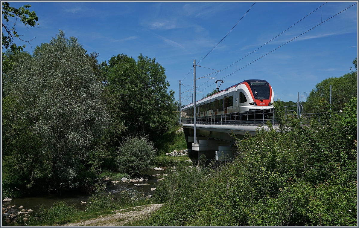 Der SBB RABe 522 209 als RE 18177 auf dem Weg nach Biel/Bienne kurz nach der Abfahrt in Meroux TGV beim �berqueren der 47 Meter langen Bourbeuse Br�cke bei Bourogne.

1. Juni 2019