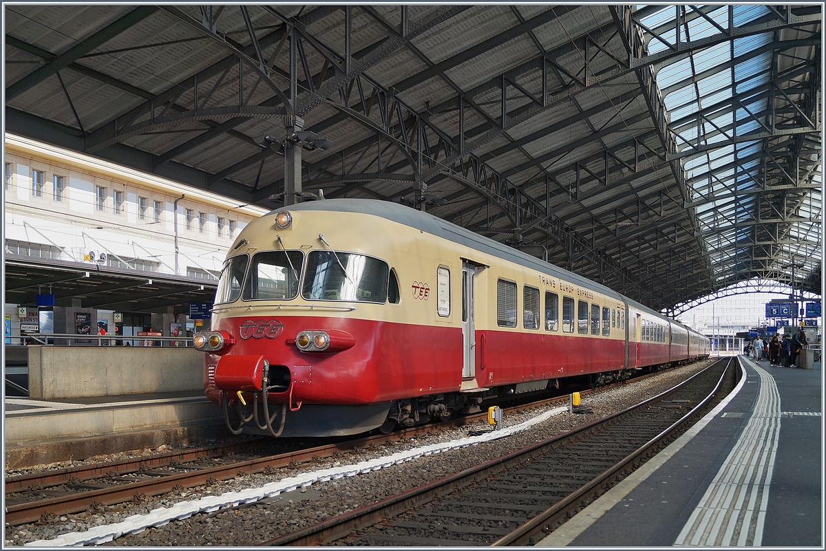 Der SBB RAe TEE II 1053 wartet in Lausanne die Streckenfreigabe für die Weiterfahrt nach Aarau. 

31. März 2019
