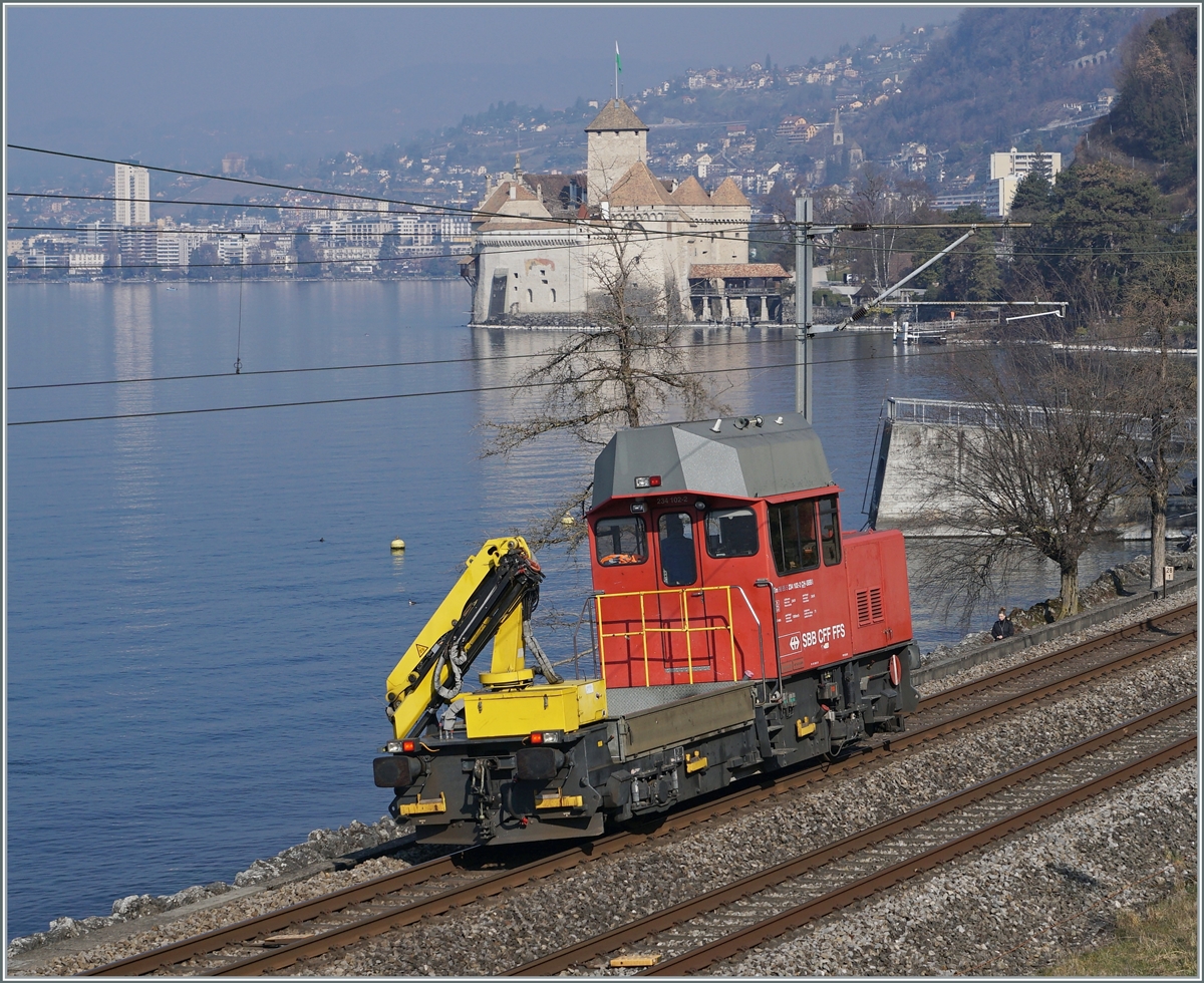 Der SBB Tm 234 102 (98 85 5 231 102-2 CH-SBB I)  Ameise  ist beim Chateau de Chillon auf dem Weg nach Montreux.

8. M�rz 2022
