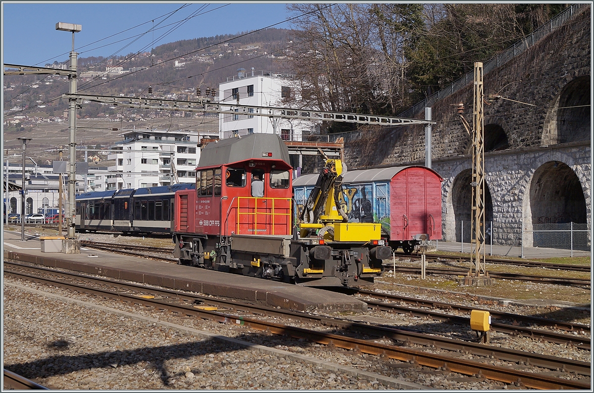 Der SBB Tm 234 120-4 fährt in Vevy ein. Rechts im Bild ein alter Fahrleitungsmast, der bisher alle Umbauaktion schadlos überstanden hat.

25. Februar 2021