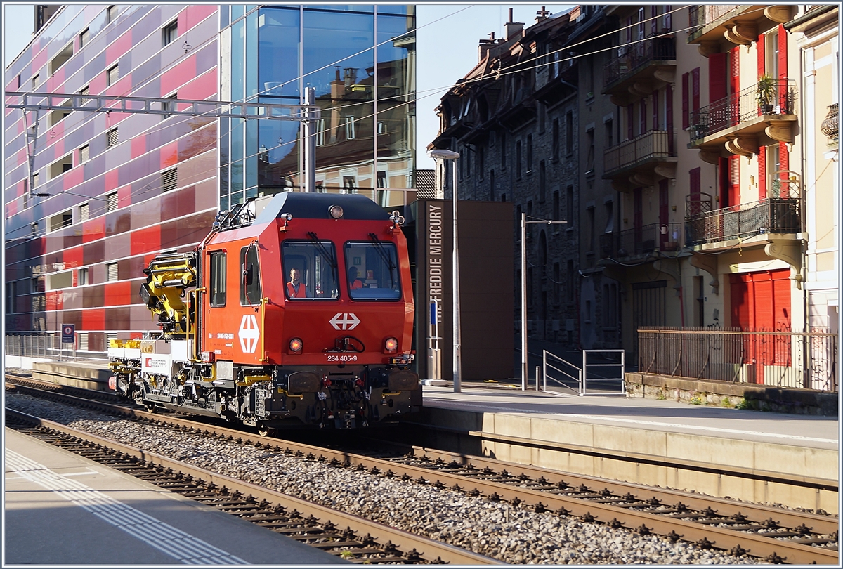 Der SBB Tm 234 405-9 auf der Fahrt Richtung Lausanne bei der Durchfahrt in Montreux. Das Schlusslicht an der Spitze wurde nicht zum Ärgern des Fotografen eingeschaltet, sondern man hatte wahrscheinlich vergessen, beim Fahrrichtungswechsel die Signalisation zu wechseln., denn hinten leuchtet das Dreispitzen Signal.

10. April 2020