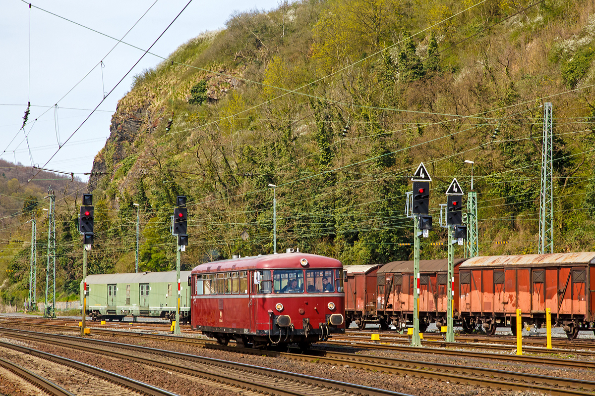 Der Schienenbus 798 760-5 (ex DB 796 760-7, DB VT98 9752) der Kasbachtalbahn (Eigent�mer ist die EVG - Eifelbahn Verkehrsgesellschaft mbH) erreicht am 12.04.2015 bald den Bahnhof Linz am Rhein.

Der Schienenbus 798 760-5 (ex DB VT98 9760), eigentlich aber 796 760-7 da er in diese BR umgebaut ist,  wurde 1960 bei WMD in Donauw�rth unter der Fabriknummer 1230 gebaut, 1988 erfolgte der Umbau in 796 760-7, die Ausmusterung bei der DB erfolgte am 30.11.1995 im BW Siegen (hier war er 1994 und 95), von 1997 bis 2006 war er als VT 1 bei EBG - Eisenbahn-Betriebs-Gesellschaft im Einsatz, 2006 und 7 bei der WAB Westf�lische Almetalbahn, Altenbeken, 2007 bis 9 bei WEMEG Westmecklenburgische Eisenbahngesellschaft als 796 760-7, 2009 kam er dann zur EVG.