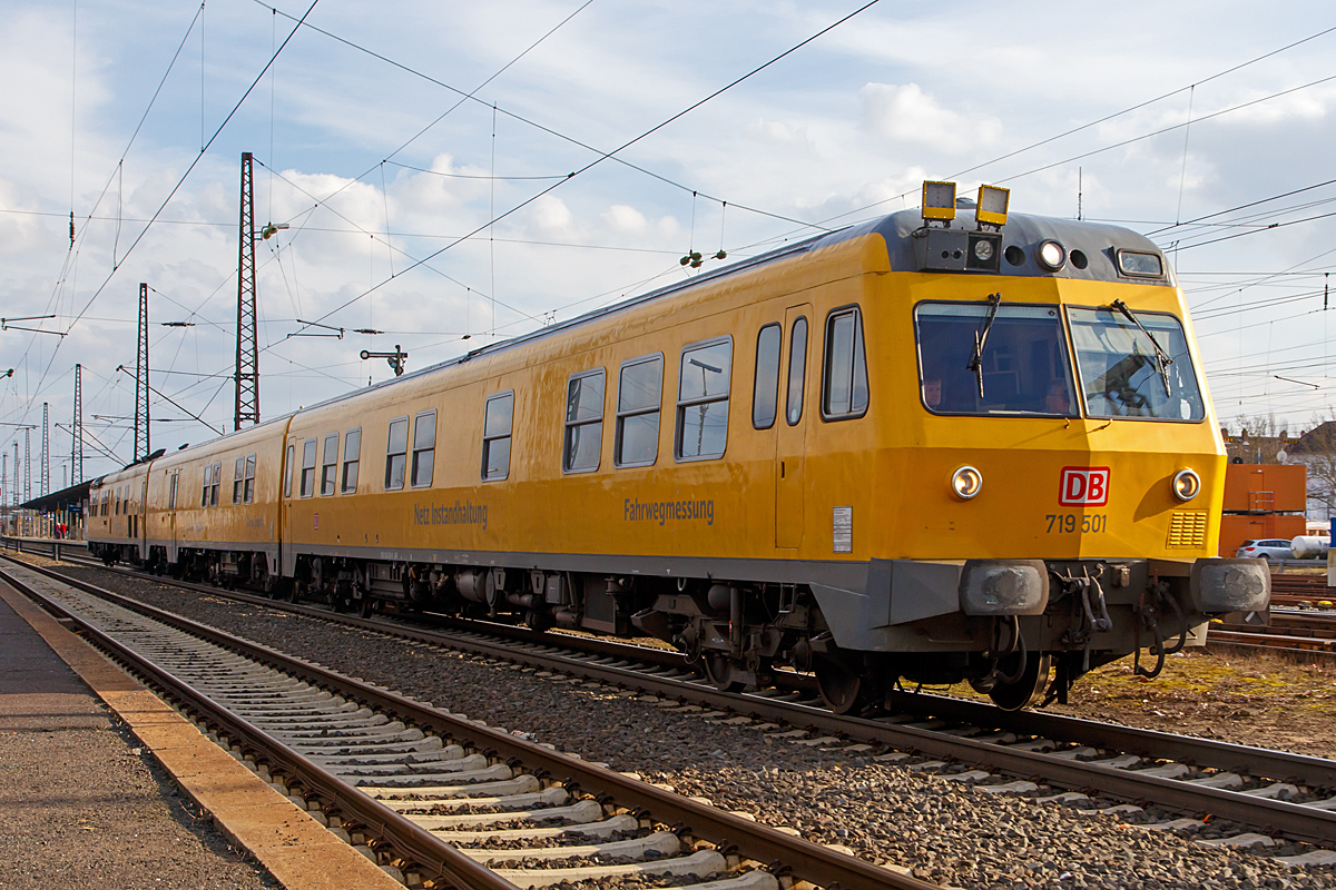 
Der Schienenpr�fzug 2 (SPZ 2) - 719 501-9 / 720 001-7 / 719 001-0 der DB Netz AG (Netzinstandhaltung Fahrwegmessung)  durch f�hrt (wohl auf Messfahrt) am 28.02. 2015 den Hbf Hanau in Richtung Norden.

Der dreiteilige Pr�fzug wurde 1975 von MBB an die Deutsche Bundesbahn geliefert und unter der Betriebsnummer 719 001 / 720 001 / 719 501 in den Fahrzeugbestand eingereiht. Im Deutschen Fahrzeugeinstellungsregister tr�gt der Zug seit 2011 etwas andere Nummern:  99 80 9429 001-7 / 99 80 9529 001-6 / 99 80 9429 002-5. Die Wagenk�sten und Laufwerke der Baureihe 719.0 / 720.0 entsprechen denen der Baureihe 614. Im 719 001 befinden sich ein Aufenthaltsraum, die K�che, ein Wasch- und Duschraum und drei Schlafabteile. Der 719 501 enth�lt ein Wasch- und einen Duschraum sowie f�nf Schlafabteile. Im Mittelwagen 720 001 wurde die Messtechnik untergebracht. Unter dem Boden des Fahrzeugs ist ein absenkbarer Pr�ftr�gerwagen montiert. 

Nach Ablauf der Revisionsfrist stand der Zug 719 001 / 720 001 / 719 501 ab Ende 1998 zun�chst abgestellt im Werk Kassel. Er wurde 2001/2002 umgebaut (nun auch mit Wirbelstrompr�fung) und reaktiviert. Der 719 001 wurde 2009 erneut umgebaut, �u�eres Merkmal ist der Me�stromabnehmer auf dem Dach.

Technische Daten:
Spurweite: 1.435 mm
Achsfolge: B’2’ + 2’2’ + 2’B’
Gesamtl�nge �ber Puffer:  79.460 mm  
L�nge VT (BR 719):  26.650 mm
L�nge VM (BR 720):  26.160 mm  
Drehzapfenabst�nde: 19.000 mm
Kleinster befahrbarer Gleisbogen:  120 m  
Gesamtgewicht:  140 t (+ 8t Koppelwasser)
Gewicht  719 001:  49 t  
Gewicht  719 005:  47,7 t
Gewicht  720 001:  43 t (+ 8t Koppelwasser)  
Bauart der Bremse:  KE-R-A (D)
Motoren:  2 St�ck Wassergek�hlter 6-Zylinder-Dieselmotor mit Abgasturbolader und Ladeluftk�hlung vom Typ Cummins QSK 19 mit je 448 KW (610 PS )
Getriebe:  Voith Turbo-Getriebe T 420r
H�chstgeschwindigkeit:  140 km/h      
Mit abgesenktem Pr�fkopftr�gerwagen f�r Ultraschall:  100 km/h      
Ultraschall und Wirbelstrom: 70 km/h      
