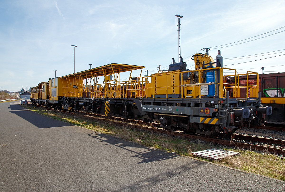 
Der  Schienenwechselzug (Schienenwechselsystem)  „Railer 3000“  von Vossloh Rail Service (Leipzig) am 25.03.2017  beim ICE-Bahnhof Montabaur abgestellt.

Mit dieser Einheit werden in Kombination mit Langschienentransporteinheiten, z.B. der Bauart Robel, werden Langschienen bis zu 360 m Länge gewechselt. Dabei werden im ersten Arbeitsgang die Altschienen, in Gleismitte oder auf den Schwellenköpfen, abgelegt und die neuen Schienen verlegt (bis zu 800m/Std.). Im zweiten Arbeitsgang werden dann die Altschienen aufgenommen und auf die Langschienentransporteinheiten verladen (bis zu 800m/Std.). Der kleinste Arbeitsgleisbogen beträgt dabei 350 m

Das Schienenwechselsystem  „Railer 3000“  besteht im Einzelnen aus (von rechts nach links):
Der Railer 3000 / Wechselmodul II (Schweres Nebenfahrzeug Nr. D-VMRS 99 80 9511 005-7).
Technische Daten: 
Spurweite: 1.435 mm (Normalspur)
Achsanzahl: 4 (in zwei Drehgestellen)
Länge über Puffer: 24.700 mm
Drehzapfenabstand: 19.400 mm
Achsabstand im Drehgestell: 2.000 mm
Eigengewicht: 48,5 t
Höchstgeschwindigkeit: 100 km/h
Bremse: KE-GP
Kleinster befahrbarer Gleisbogen: R = 130 m. 

Der AAW III / Aufnahme- und  Abzugswagen (Schweres Nebenfahrzeug Nr. D-VMRS 99 80 9511 003-2).
Technische Daten: 
Spurweite: 1.435 mm (Normalspur)
Achsanzahl: 4 (in zwei Drehgestellen)
Länge über Puffer: 22.240 mm
Drehzapfenabstand: 16.700 mm
Achsabstand im Drehgestell: 1.800 mm
Eigengewicht: 34 t
Zur Mitfahrt zugelassene Personen:  9 
Höchstgeschwindigkeit: 100 km/h
Bremse: KE-GP
Kleinster befahrbarer Gleisbogen: R = 130 m
