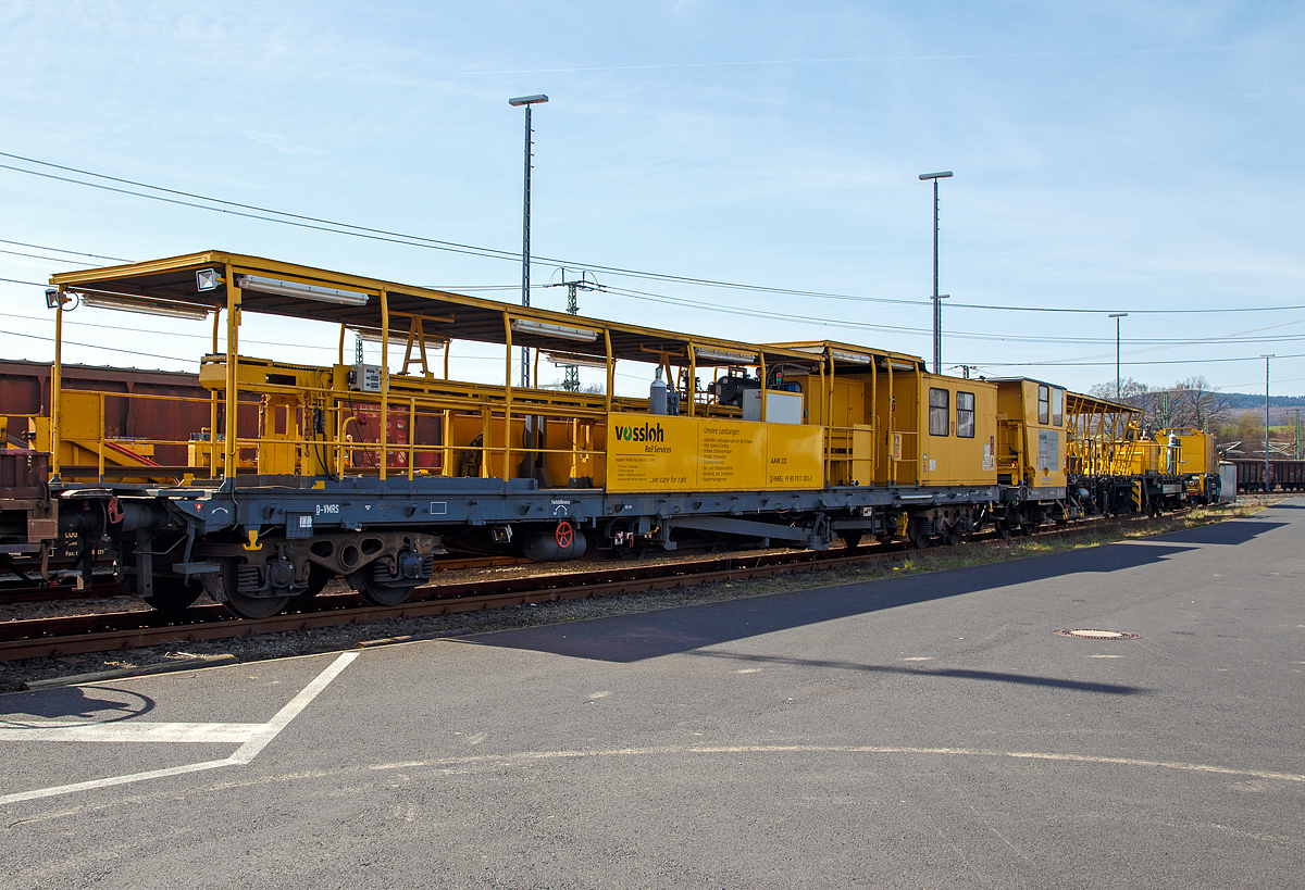 
Der  Schienenwechselzug (Schienenwechselsystem)  „Railer 3000“  von Vossloh Rail Service (Leipzig) am 25.03.2017  beim ICE-Bahnhof Montabaur abgestellt.

Mit dieser Einheit werden in Kombination mit Langschienentransporteinheiten, z.B. der Bauart Robel, werden Langschienen bis zu 360 m Länge gewechselt. Dabei werden im ersten Arbeitsgang die Altschienen, in Gleismitte oder auf den Schwellenköpfen, abgelegt und die neuen Schienen verlegt (bis zu 800m/Std.). Im zweiten Arbeitsgang werden dann die Altschienen aufgenommen und auf die Langschienentransporteinheiten verladen (bis zu 800m/Std.). Der kleinste Arbeitsgleisbogen beträgt dabei 350 m. 

Das Schienenwechselsystem  „Railer 3000“  besteht im Einzelnen aus (von links nach rechts):
Dem AAW III / Aufnahme- und  Abzugswagen (Schweres Nebenfahrzeug Nr. D-VMRS 99 80 9511 003-2).
Technische Daten: 
Spurweite: 1.435 mm (Normalspur)
Achsanzahl: 4 (in zwei Drehgestellen)
Länge über Puffer: 22.240 mm
Drehzapfenabstand: 16.700 mm
Achsabstand im Drehgestell: 1.800 mm
Eigengewicht: 34 t
Zur Mitfahrt zugelassene Personen:  9 
Höchstgeschwindigkeit: 100 km/h
Bremse: KE-GP
Kleinster befahrbarer Gleisbogen: R = 130 m

Der Railer 3000 / Wechselmodul II (Schweres Nebenfahrzeug Nr. D-VMRS 99 80 9511 005-7).
Technische Daten: 
Spurweite: 1.435 mm (Normalspur)
Achsanzahl: 4 (in zwei Drehgestellen)
Länge über Puffer: 24.700 mm
Drehzapfenabstand: 19.400 mm
Achsabstand im Drehgestell: 2.000 mm
Eigengewicht: 48,5 t
Höchstgeschwindigkeit: 100 km/h
Bremse: KE-GP
Kleinster befahrbarer Gleisbogen: R = 130 m
