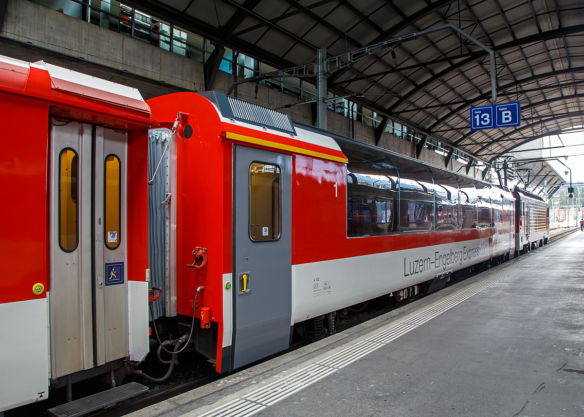 Der schmalspurige 1.Klasse zb Panoramawagen A 102 vom Luzern–Engelberg Express (ex GoldenPass Design zb A 102-0, ex SBB Brünigbahn  As 102.

Im Baukastensystem der PA-90 war ein Panoramawagen vorgesehen gewesen, aber es wurden nur zwei Exemplare als A 102-103 für die SBB-Brünigbahn (heute Zentralbahn) bestellt und 1994 geliefert. Hier wurde in der ersten Klasse der Sitzteiler 2+2 gewählt. Wie bei den 1991 gelieferten normalspurigen Panoramawagen der SBB sind die Fensterscheiben nicht mehr flach, sondern ohne horizontale Unterteilung in die Dachrundung hinein gewölbt.

Ab Werk trugen die Wagen einen roten Anstrich mit schwarz-weißen Querstreifen auf Fensterhöhe. Später wurden sie (zusammen mit zwei kompletten Zuggarnituren der Brünigbahn) in goldbronze und weiss mit anthrazitgrauem Fensterband und der Aufschrift «Golden Pass Panoramic» umgestaltet, diese Farbgebung wurde gleichermaßen bei den Panoramazügen der MOB eingeführt. Seit 2013 sind die beiden Wagen mit der Aufschrift «Luzern-Engelberg-Express» und weiss/rotem Anstrich, als Paradepferd, in die Pendelzüge nach Engelberg eingereiht.

TECHNISCH DATEN:
Baujahre: 1994 (SWA)
Spurweite: 1.000 mm
Länge über Puffer : 18.600 mm
Drehgestelle: SIG 90 mit Bremszahnrad
Eigengewicht: 21 t
Sitzplätze: 48 in der 1. Klasse
Zul. Höchstgeschwindigkeit: 100 km/h
