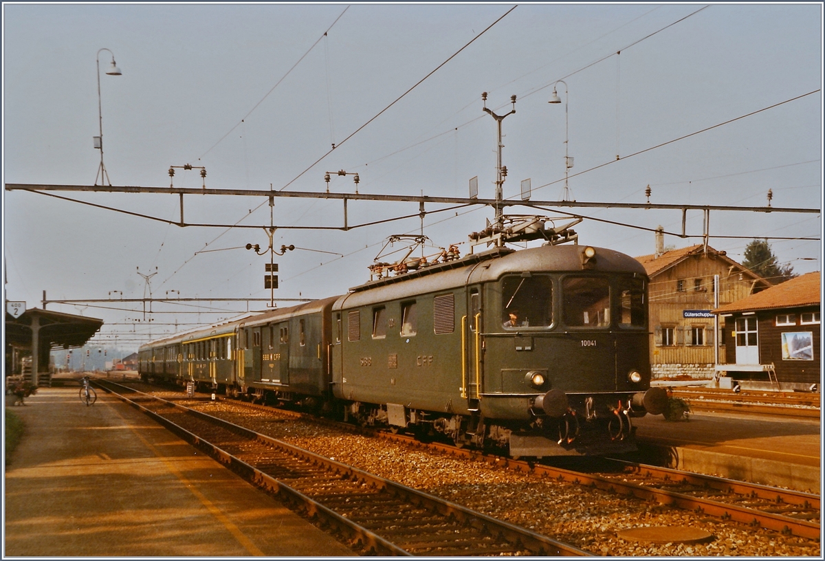 Der Schnellzug 615 Biel/Bienne - Grenchen Nord - Moutier - Delémont mit Re 4/4 I 10041 beim Halt in Grenchen Nord im August 1984.
(Gescanntes Foto) 