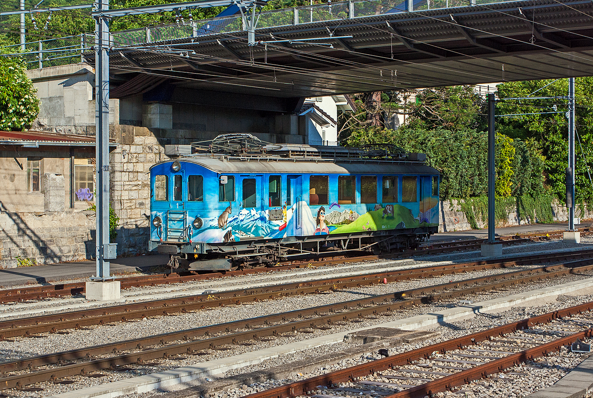 Der sch�ne bunten tpc ASD BDe 4/4 - 2 ist am 28.05.2012 bei Aigle (leider) unter einer Br�cke abgestellt.

Der urspr�ngliche Triebwagen wurde1913 von SWS (Schweizerische Waggons und Aufz�gefabrik in Schlieren) gebaut, der Elektrische Teil ist von AEG (Allgemeine Elektricit�ts Gesellschaft, Berlin), und als BCFe 4/4 2 an die 1913 er�ffnete Aigle-S�pey-Diablerets-Bahn (ASD) geliefert. Nach dem Gro�brand im Depot Aigle am 26. Juni 1940 wurde der Triebwagen von SWS wieder aufgebaut und umgebaut, die Elektrik kam nun von der BBC (Brown Boveri et Cie, Baden). Durch den Umbau erh�hte sich die Leistung und Geschwindigkeit. 1956 fand ein Klassenwechsel statt, aus den Triebwagen wurde ein ABFe 4/4, sp�ter wurde er zu reinen 2. Klasse Wagen und so zum BDe 4/4.

TECHNISCHE DATEN:
Spurweite: 1.000 mm
Achsformel: Bo’Bo’
L�nge �ber Puffer:15.460 mm
Gewicht: 25 t
H�chstgeschwindigkeit: 50 km/h (urspr�nglich 25 km/h)
Leistung: 240 kW (urspr�nglich 148 kW)
Stromsystem: 1500 Volt DC (Gleichstrom)
Sitzpl�tze: 40
