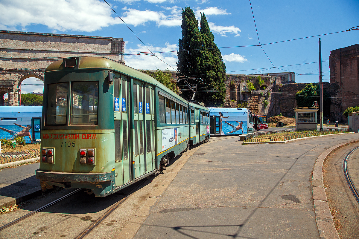 Der sechsachsige zweigliedrige TAS Gelenkwagen ATAC 7105, ex STEFER 503, am 13.07.2022 in Rom an der Station Porta Maggiore. 

Die Gelenkwagen werden offiziell als TAS (Treno Articolato Stanga) bezeichnet, was  Gelenkzug Stanga  bedeutet. Diese wurden 1948/1949 von O.M.S. Stanga, die Elektrische Ausstattung von Tecnomasio Italiano Brown Boveri gebaut, acht weiter gebraute Wagen (Baujahr 1953) wurden 1989 von STEFER übernommen. So hat die ATAC (Azienda per i Trasporti Autoferrotranviari del Comune di Roma) heute noch 56 dieser hochflurigen Einrichtungsfahrzeuge. Wobei diese ex STEFER-Wagen mit 4 x 80 PS eine etwas höher Leistung, anstatt 4 x 72 PS, haben. 

Die hier im Bild zusehende Anschrift am Heck “Non accostarsi in curva” (nicht an Kurven heranfahren), soll die Autofahrer darauf aufmerksam machen das das Heck in Kurven ausschert. 

Die Geschichte dieser Gelenkwagen begann bereits 1940 entschied sich die ATAC ein Großraumfahrzeug dieser Bauart zu testen und bestellte bei Stanga einen Prototyp. Das Fahrzeug mit der Nummer 7001 wurde 1941 geliefert und bei der Bombardierung am 19.07.1943 zerstört. Nach dem Zweiten Weltkrieg kamen die bereits 1942 bestellten 50 Serienwagen erst zwischen 1948 und 1950 zur Auslieferung. 1953 baute Stanga noch eine zweite Serie von acht Fahrzeugen für die STEFER (Società delle Tramvie E Ferrovie Elettriche di Roma), Nr. 501-508, die sich nur durch die weiß-blaue Lackierung und eine andere Stromabnehmerbauart von den ATAC-Wagen unterschieden. Nachdem die letzte vorhandene Linie des Lokalbahnnetzes  Castelli Romani  durch die 1980 eröffnete U-Bahn-Linie A ersetzt wurde, stellte man die Wagen im STEFER-Depot ab, 1989 wurden sie dann von der ATAC übernommen, und mit den Nummern 7101 - 7115 bis heute einsetzt.

TECHNISCHE DATEN:
Fahrzeugart: sechsachsiger zweigliedriger Gelenktriebwagen
Hersteller: O.M.S. Stanga
Elektrische Ausstattung: Tecnomasio Italiano Brown Boveri (TIBB)
Anzahl: 50 + 8
Baujahre: 1948/1949, 1953
Spurweite: 1.435 mm (Normalspur)
Achsfolge: Bo'+2+Bo'
Länge: 20.370 mm
Drehzapfenabstände: 6.300 mm / 6.300 mm
Achsabstand im Drehgestell: 1.800 mm
Eigengewicht: 26 t (25,6 t bei ex STEFER-Wagen)
Motoren: 4 Stück Typ TIBB GLM 0241
Leistung: 4 x 72 PS (80 PS bei ex STEFER-Wagen)
Stromsystem: 600 Volt =; Oberleitung
