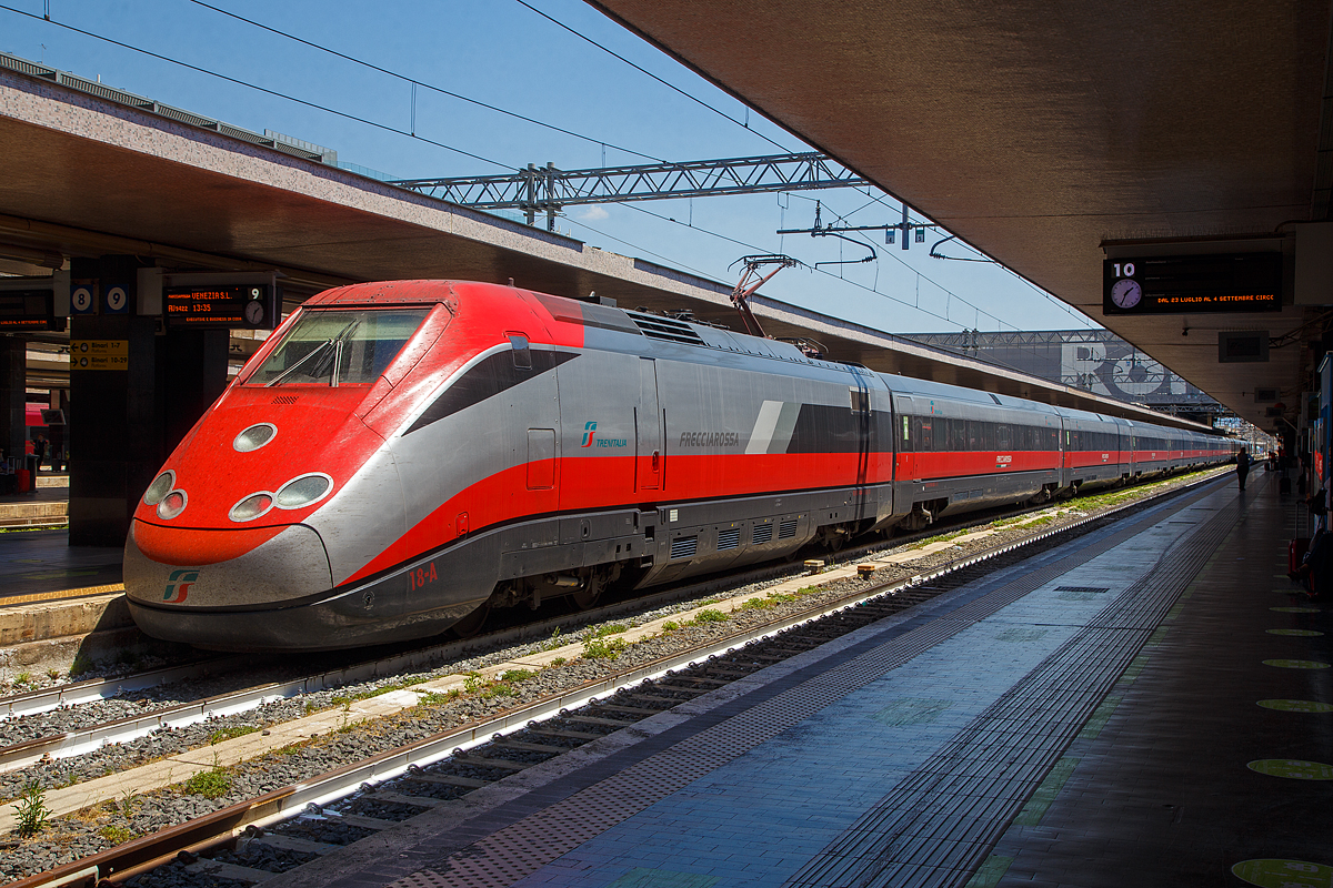Der sehr lange Trenitalia  Frecciarossa  (deutsch: roter Pfeil) ETR 500.18  hat am 14.07.2022, als AV 9422 von Napoli Centrale nach Venezia Santa Lucia, den Bahnhof Roma Termini erreicht.

Durch die begrenzte Stromstärke des Gleichstromnetzes konnten die Hochgeschwindigkeitszüge nur bei Geschwindigkeiten bis zu 250 km/h ausreichend mit Energie versorgt werden. Deshalb entschieden sich die italienischen Staatsbahnen in den 1990er Jahren, weitere Neubau-Schnellfahrstrecken mit Wechselstrom mit einer Spannung von 25 kV mit 50 Hz zu elektrifizieren. Da die erste Serie der ETR 500 nur für das Gleichstromnetz geeignet waren, wurde ab 1996 eine zweite Serie ETR 500 bestellt und geliefert, die sowohl im Gleichstrom- als auch im Wechselstromnetz eingesetzt werden kann. Die Zwei- oder Dreisystem-Fahrzeuge werden Politensione (deutsch: Mehrfachspannung) genannt. Die zulässige Höchstgeschwindigkeit der ETR 500 der zweiten Serie von 300 km/h wird auf den neueren, mit Wechselstrom elektrifizierten Schnellfahrstrecken Italiens erreicht, die mit Gleichspannung elektrifizierte „Diretissma“ wird mit 250 km/h befahren.

Die Triebköpfe verfügen jeweils über einen Stromabnehmer für Gleich- und für Wechselspannung. Äußerlich unterscheiden sich die beiden Bauserien durch starke Unterschiede des „Gesichts“. Die Front der zweiten Serie wurde aufgelockert und rundlicher gestaltet, besonders betont durch die getrennt angeordneten Spitzensignale, während die Frontscheiben kleiner und rechteckig ausgeführt wurden.

Die Züge verkehren seit 2004 mit zwölf Mittelwagen, davon ein Restaurantwagen. 

Die zweite Serie der ETR 500 P wurde in mehreren Tranchen geliefert:
•	ETR 500 P (Zugeinheiten 31 bis 60 mit Triebköpfen E.404 500 bis 559), sie sind ein vollständiger Neubau aus den Jahren 2000 bis 2005.
•	ETR 500 P (Zugeinheiten 1 bis 30 mit Triebköpfen E.404 600–659) mit neuen Triebköpfen, gekuppelt mit aufgearbeiteten Mittelwagen der ersten Serie (ETR 500 Monotensione) aus den Jahren 2005 bis 2007.

Umklassifizierung (ETR 500 „Frecciarossa“)
2008 führte die Trenitalia für ihre Hochgeschwindigkeitszügen neue, nach Höchstgeschwindigkeit kategorisierende Markenbezeichnungen ein. Züge mit Höchstgeschwindigkeiten im Bereich von 300 bis 350 km/h werden fortan als Frecciarossa (= Roter Pfeil) bezeichnet. Die Züge erhielten anstelle des AV-Schemas einen neuen Anstrich mit rotem Streifen und der Aufschrift FRECCIAROSSA auf den Triebköpfen.

TECHNISCHE DATEN:
Von einem Triebkopf E.404B
Spurweite: 	1.435 mm (Normalspur)
Achsformel: Bo'Bo'
Länge: 20.250 mm
Höhe: 4.000 mm
Breite: 3.020 mm
Drehzapfenabstand:  11.450 mm
Achsabstand im Drehgestell: 3.000 mm
Dienstgewicht: 68 t
Höchstgeschwindigkeit: 300 km/h
Dauerleistung: 4.400 kW (4 x 1.100 kW) pro Triebkopf
Treibraddurchmesser: 	1.100 mm
Stromsysteme: 3000 V DC und 25 kV 50 Hz AC

Daten der Mittelwagen:
Länge: 26.100 mm
Drehzapfenabstand:  19.000 mm
Achsabstand im Drehgestell: 3.000 mm
Eigengewicht: 40 t

Gesamtzug Daten:
Achsformel: Bo'Bo' (12x 2'2') Bo'Bo'
Gesamtzuglänge: 353.700 mm (bei 12 Mittelwagen)
Gesamteigengewicht: 616 t
Dauerleistung: 8.800 kW
Anfahrzugkraft: 	400 kN
