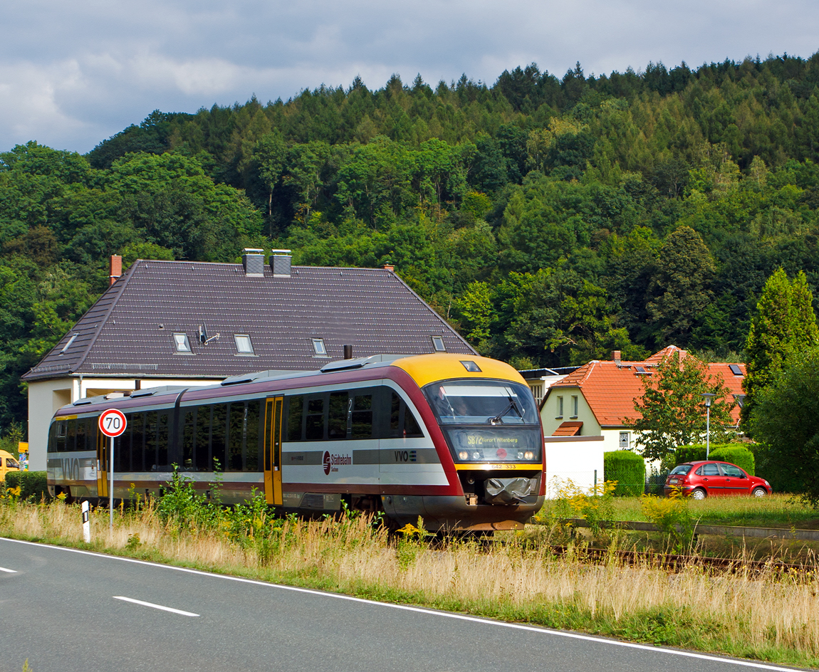 
Der Siemens Desiro Classic Dieseltriebzur 642 333 / 642 833 (95 80 0642 333-8 D-STS /  95 80 0642 833-7 D-STS) der Städtebahn Sachsen GmbH (SBS) fährt am 26.08.2013 als SB 72 Heidenau–Altenberg durch Müglitztal. 

Der der Triebzug wurde 2001 von Siemens in Uerdingen unter den Fabriknummern 92845 und 92846 gebaut. Das Fahrzeug ist von der Alpha Trains Europa GmbH gemietet bzw. geleast.