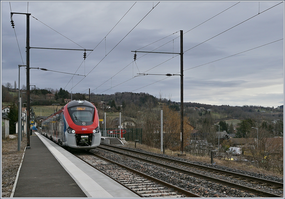 Der SNCF Coradia Polyvalent régional tricourant Z 31505 ist anstelle eines SBB RABe 522 als Léman Express L2 von Coppet nach Annecy unterwegs und verlässt nach einen Kreuzungshalt den Bahnhof Groisy Thorens la Caille. 

13. Februar 2020