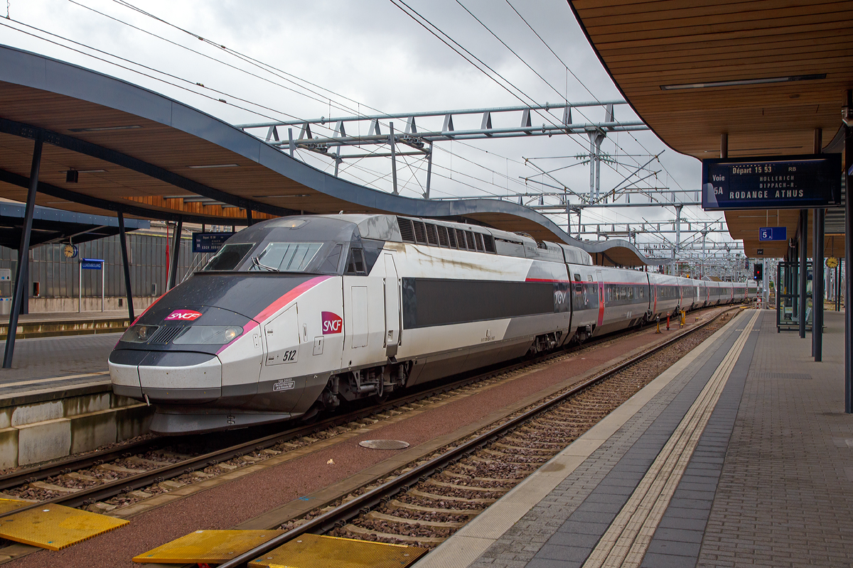 
Der SNCF TGV Réseau 28023 (bicourant) - Rame 512 im Carmillon Design kommt am 15.08.2015 aus Paris Est und fährt in den Bahnhof von Luxembourg ein.

Der TGV Réseau ist eine Weiterentwicklung des TGV Atlantique und wird, da er aufgrund seiner Länge von 200 m (mit 8 Mittelwagen) auch kurze Bahnsteige bedienen kann, auf dem gesamten Netz eingesetzt. Die Bezeichnung Réseau (Französisch für Netz) spiegelt diese universelle Einsetzbarkeit wieder. Erstmals kamen sie mit der Eröffnung der LGV Nord zum Einsatz. Auch die TGV Réseau gibt es in verschiedenen Ausführungen. 50 Zweisystem-Einheiten (bicourant), Rame 501 bis 550, dienen dem innerfranzösischem Verkehr. Des Weiteren wurden 30 Dreisystem-Einheiten (tricourant, zusätzlich für 3 kV =), Rame 4501 bis 4506 mit zusätzlichem Zugleitsystem R54 für Italien, sowie Rame 4507 bis 4530 mit zusätzl. Zugleitsystem TBL/TBL2 für Belgien und die Niederlande, gebaut. Zudem gibt es noch 10 Stück der Serie 38000 als  TGV Thalys PBA.

Die TGV Réseau der Serie 28000 (bicourant) haben zwei Stromsysteme (25 kV / 50 Hz und 1,5 kV Gleichstrom),  die der Serie 38000 drei (zusätzlich 3,0 kV Gleichstrom).

Die TGV Réseau wurden zwischen 1992 bis 1994 bei GEC Alsthom gebaut. Diese Züge sind unempfindlich gegen Druckwellen, im Gegensatz zu den TGV Atlantique, das heißt, zum Beispiel ist, fühlt sich keine Druckschwankungen am Eingang oder Ausgang eines Tunnels. Die TGV Réseau unterscheiden sich äußerlich vor allem an den auf acht reduzierten Mittelwagen, statt zehn bei dem TGV Atlantique.

Technische Daten:
Länge: 200.000 mm
Breite: 2.900 mm 
Leergewicht: 383.000 kg
Sitzplätze: 377 (120 in der 1. und 257 in der 2. Klasse)
Höchstgeschwindigkeit: 320 km/h (früher 300 km/h)
Leistung: 8.800 kW bei 25 kV 50 Hz / 3680 kW bei 1,5 kV bzw. 3 kV Gleichstrom
Achsfolge: Bo'Bo'+2' 2' 2' 2' 2' 2' 2' 2' 2'+Bo'Bo'
