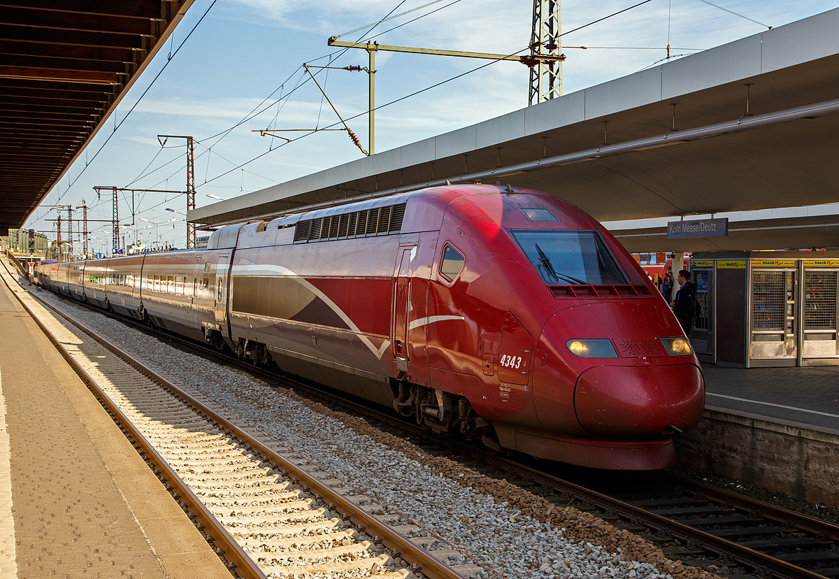 Der SNCF Thalys PBKA 4343 (TGV 43430 / Series 43000) als THA 9472 nach Paris Gare du Nord fährt am 11.04.2016 durch den Bahnhof Köln Messe/Deutz, und  erreicht somit bald seinen nächsten Halt Köln Hauptbahnhof. 

Dieser Thalys fährt von Dortmund, Duisburg, Düsseldorf, Köln, Aachen, Lüttich und Brüssel nach Paris. Die Verbindung ist aktuell (Dez. 2020), wie so viele Thalysverbindungen, bedingt durch die Pandemie, ersatzlos gestrichen. 