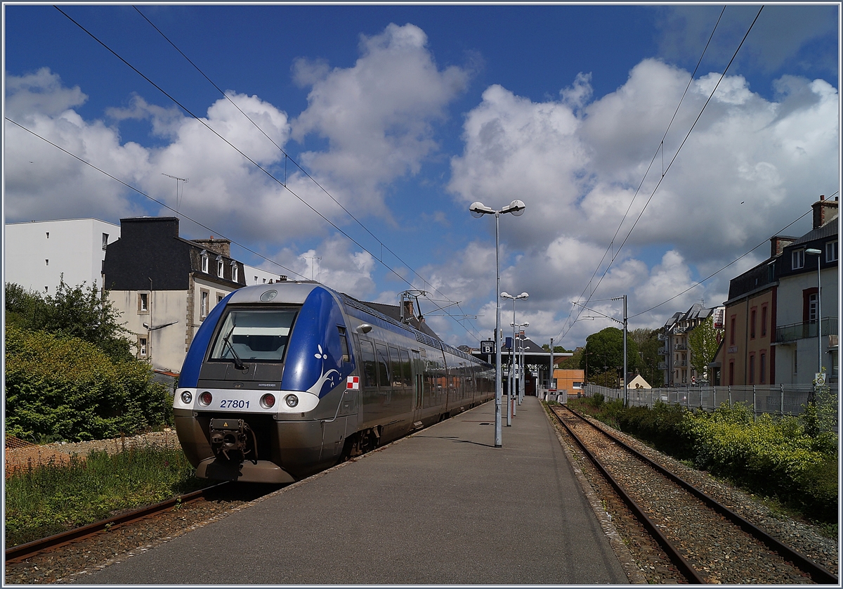 Der SNCF Z 27801 des Regionalverkehrs BreizhGo wartet in Lannion, Endstation der Stichstrecke von Plouaret Trégor, auf einen neuen Einsatz.

9. Mai 2019