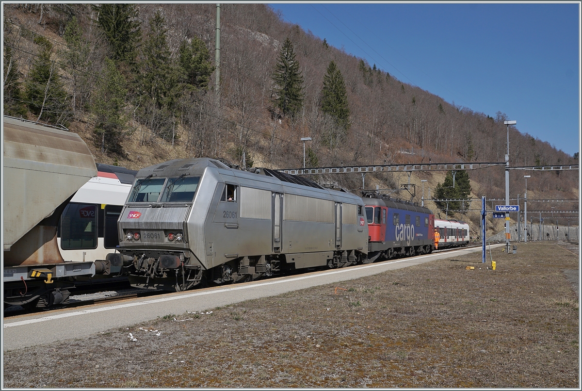 Der  Spaghetti -Zug der Gegenzug ist in Vallorbe angekommen und die abgebügelte SNCF Sybic BB 26061 wird von der SBB Re 6/6 11615 (Re 620 015-8) rangiert.

24. März 2022