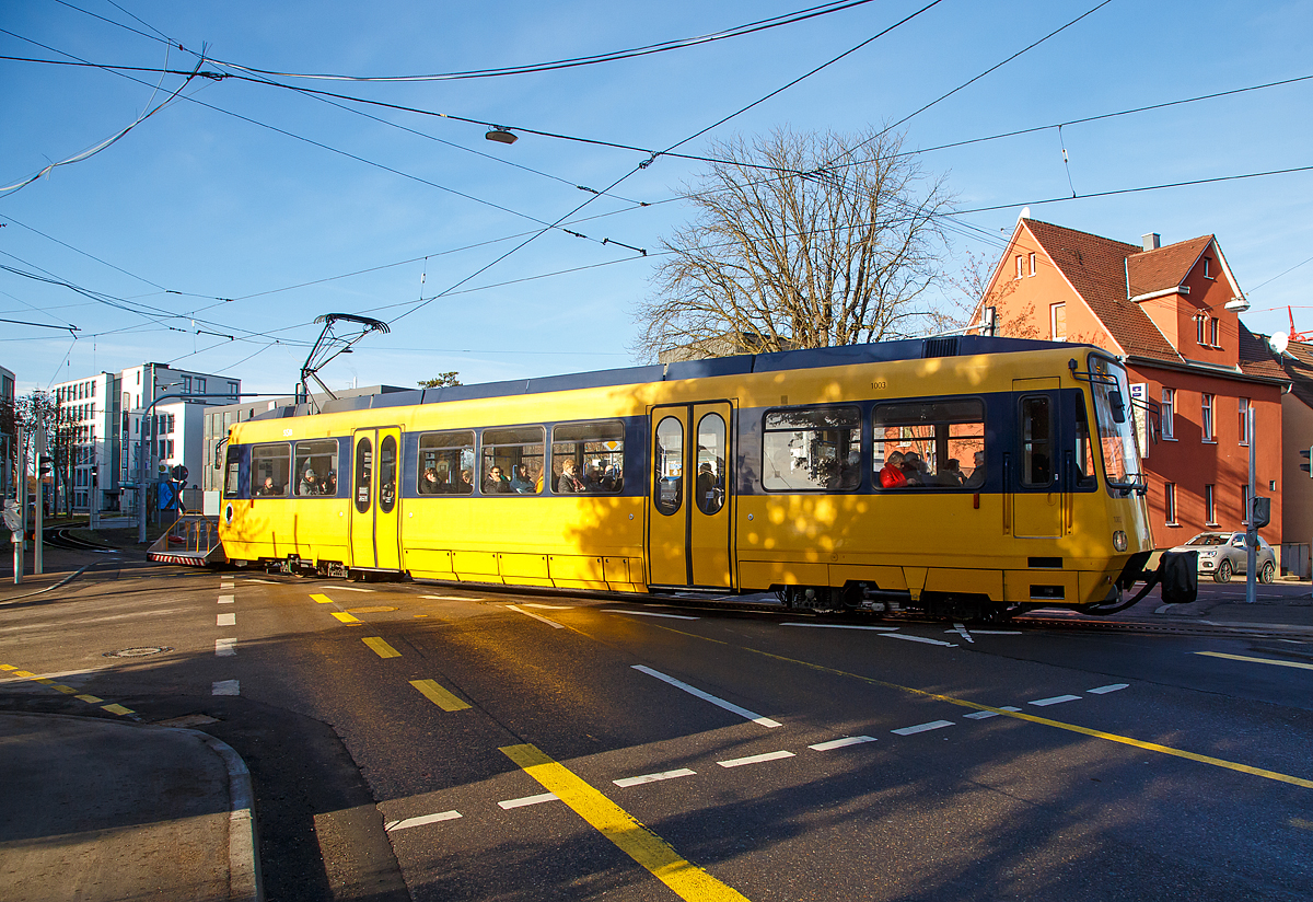 
Der SSB-Zahnradtriebwagen 1003  Helene  mit Fahrradlore fährt am 27.12.2016 vom Zahnradbahnhof (in Degerloch), über die Kreuzung Jahnstraße/Karl-Pfaff-Straße, wieder hinab zum Marienplatz. 

Die meterspurige Zahnradbahn Stuttgart nach dem System Riggenbach wird als Linie 10  Zacke  von der Stuttgarter Straßenbahnen AG (SSB) betrieben. Im Volksmund wird die Bahn Zacke genannt, sie gilt als Stuttgarter Wahrzeichen. Die Zahnradbahn Stuttgart wurde am 23. August 1884 eröffnet und verbindet den Stadtteil Heslach (Marienplatz) im Stadtbezirk Süd, also das Stadtzentrum im Tal, mit dem 1908 eingemeindeten Stadtbezirk Degerloch. Auf der Stuttgarter Zahnradbahn fuhren zunächst nur Dampfloks, ab 1902 auch elektrische Triebwagen. 1935 folgte die zweite Generation elektrischer Triebwagen, 1982 die dritte – diese Wagen sind heute noch im Einsatz. Sie wurden ab 2001 generalsaniert und stehen so nun bis 2022 zur Verfügung (bei Stadler wurden 2019 neue bestellt s.u).

Neben der Zugspitzbahn, der Wendelsteinbahn und der Drachenfelsbahn ist sie eine von nur noch vier Zahnradbahnen in Deutschland. Als einzige dient sie dabei nicht vorwiegend touristischen Zwecken, sondern dem regulären öffentlichen Personennahverkehr (ÖPNV). Die Stuttgarter Zahnradbahn ist deshalb seit Mai 1959 auch in das Liniennummernsystem der SSB integriert, seit der Einführung des Verkehrs- und Tarifverbunds Stuttgart (VVS) im Oktober 1978 als Linie 10. Rechtlich gesehen handelt es sich heute um eine Straßenbahn gemäß der Straßenbahn-Bau- und Betriebsordnung.

Weil die Stuttgarter Zahnradbahn im Straßenraum verläuft, ist die Zahnstange so tief eingebaut, dass sie nicht höher liegt als die normalen Schienen. Allerdings kann die Zahnradbahn dadurch nicht auf andere Bahnstrecken wechseln. Deshalb benötigen die Fahrzeuge der  Zacke  überall ein Zahnradgleis und spezielle Weichen.

Daten der Strecke:
Streckenlänge:  2,2 km
Spurweite: 1.000 mm (Meterspur)
Zahnradsystem:  System Riggenbach (Leiterzahnstange)
Zahnstangen: Seit den 1980er Jahren werden die ursprüngliche Leiterzahnstange der Bauart Riggenbach schrittweise durch ein jedoch aus normalen Eisenbahnschienen mit breitem Kopf herausgefräst (Bauart Strub). Es fällt jedoch nach wie vor unter das System „Riggenbach“. Diese Zahnstangenprofile fertigt der Gleisbauhof der SSB selbst an. 
Stromsystem: 	750 Volt = (ursprünglich 600) 
Höhenunterschied: 210 m (Marienplatz /  Degerloch)
Maximale Neigung: 17,8 % (Betriebsgleis zum Depot Filderstraße: 20 %)


Die Triebwagen:
Die SSB führten 1982 mit den Zahnrad-Triebwagen des Typs ZT 4, im Design der Stadtbahn-Triebwagen des Typs DT 8, die dritte Generation elektrischer Zahnradbahn-Triebwagen ein. Es wurden drei dieser Triebwagen beschafft (TW 1001 bis 1003). Der Mechanische Teil und der Wagenkasten wurden von der Maschinenfabrik Augsburg – Nürnberg (MAN), die Drehgestelle von der Schweizerische Lokomotiv- und Maschinenfabrik Winterthur (SLM) und die elektrische Ausrüstung von der der Allgemeine Elektricitäts-Gesellschaft (AEG) gebaut. Die Fahrradloren sind von der Waggon-Union in Berlin. 1989 wurden bei den Triebwagen die bisherigen Schwingschiebetüren durch die dem Stadtbahn-Triebwagen DT 8 entsprechende Außenschwingtüren ersetzt.

Der Antrieb der ZT 4 erfolgt durch zwei quer zur Fahrtrichtung liegende Mischstrom-Reihenschlussmotoren über ein Getriebe nur auf das Antriebszahnrad, das sich ohne kraftschlüssige Verbindung an der jeweils talseitigen Achse eines Drehgestells befindet. Die Drehgestelle stammen von der SLM und verfügen über keinen Drehzapfen. Der Wagenkasten stützt sich über zwei Gummi-Metall-Schichtfedern als Querträger ab, die Längskräfte werden von außen liegenden Längslenkern übernommen.

Zur Vereinfachung der Wartung und um Standzeiten zu verkürzen beschaffte die SSB außerdem ein zusätzliches Reservedrehgestell. Jeweils eines der Drehgestelle wird üblicherweise ständig in der Hauptwerkstatt der SSB gewartet und im Wechsel in die drei Wagen eingebaut. Üblicherweise jede Woche wechselt der Fahrzeugeinsatz um einen Wagen weiter.

TECHNISCHE DATEN der Treibwagen:
Achsformel:  (1z1)´(1z1)´(Zahnrad auf talseitiger, antriebsloser Laufachse)
Spurweite:  1.000 mm (Meterspur)
Länge über Kupplung:  20.105 mm
Höhe:  3715 mm
Breite:  2650 mm
Leergewicht:  33 t
Höchstgeschwindigkeit:  30 km/h, bei Talfahrt 21 km/h 
Dauerleistung:  2 x 263 kW
Stromsystem:  750 V Gleichstrom
Stromübertragung:  Oberleitung
Kupplungstyp:  Scharfenbergkupplung
Sitzplätze:  56
Stehplätze:  56 (4 P/m²)
Fußbodenhöhe:  1.005 mm


Die Zukunft:
Die SSB setzt auch weiter auf den Erhalt des Stuttgarter Wahrzeichens. Sie hat drei neue Triebwagen und drei neue Fahrradvorstellwagen für die „ZACKE“, bei Stadler in der Schweiz, bestellt. Der erste neue Triebwagen soll im Jahr 2021 geliefert werden, die beiden anderen Fahrzeuge werden sukzessive bis zum Jahr 2022 ausgetauscht.

Die neuen Zahnradbahntriebwagen werden, was ihr äußeres Erscheinungsbild angeht, stark an den im Stadtgebiet häufig zu sehenden Stadtbahnwagen DT 8.12 angelehnt sein. Dass sie im typischen SSB-Gelb gehalten sein werden, versteht sich von selbst. 

Im Inneren gibt es jedoch Neues zu entdecken: Diese Zacke-Triebwagen werden in einem rund über acht Meter langen Bereich niederflurig und damit barrierefrei ausgestaltet sein. Dort wird sich neben einigen Sitzplätzen auch die Mehrzweckfläche für Rollstühle und Kinderwagen befinden. Weitere Sitzgelegenheiten wird es im vorderen und im hinteren Wagenbereich geben, drei Treppenstufen sind zu erklimmen, um dorthin zu gelangen. Diese ungewöhnliche Bauweise ist erforderlich, um die Zahnradbahntechnik im Unterboden unterzubringen. Um den barrierefreien Zugang zum Niederflurbereich, der eine Fußbodenoberkante von 40 Zentimeter aufweist, zu ermöglichen, müssen die Bahnsteige an einzelnen Haltestellen teilweise noch etwas angepasst werden.

Die Ersatzbeschaffung ist nötig geworden, da die drei Trieb- und Vorstellwagen der Zacke das Ende ihrer technischen und wirtschaftlichen Lebensdauer erreicht haben. Sie sind bald stattliche 40 Jahre alt. Die Ersatzteilbeschaffung für die ZT4 wurde in den vergangenen Jahren immer schwieriger und langwieriger. Die jetzigen Zahnradbahntriebwagen erfüllen außerdem nicht mehr heutige Anforderungen an Barrierefreiheit und das Behindertengleichstellungsgesetz.
