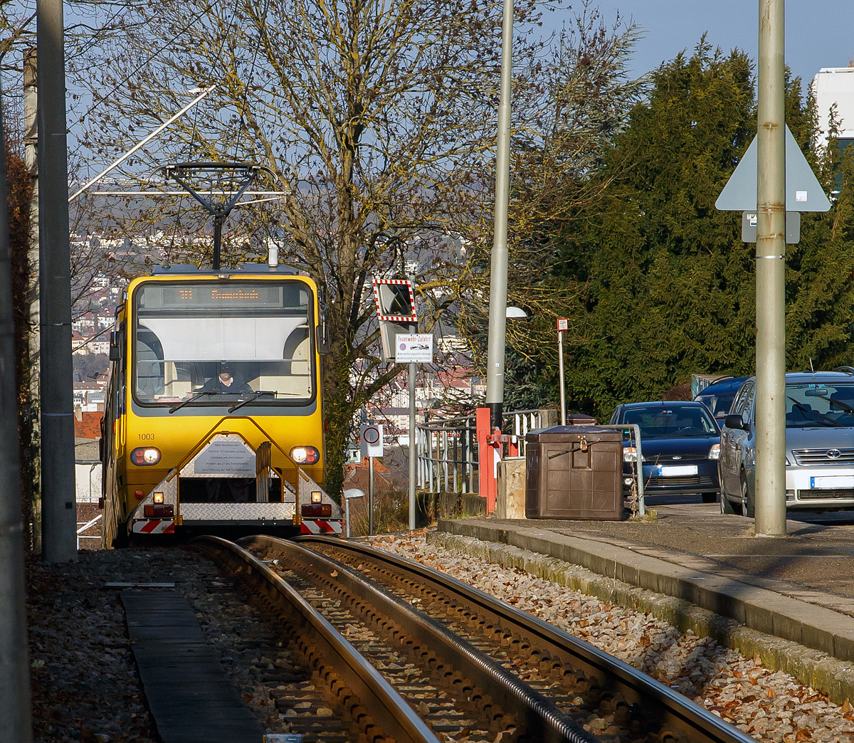 
Der SSB-Zahnradtriebwagen 1003  Helene  mit vorgestellter Fahrradlore erreicht am 27.12.2016 bald die Station Nägelestraße. 