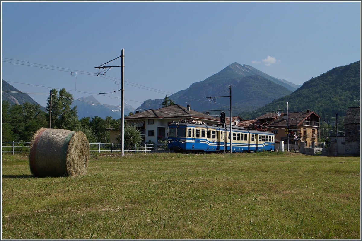 Der SSIF ABe 8/8 22  Ticino  ist als Schnellzug D 32 von Locarno nach Domodossola bei Masera unterwegs und erreicht in knapp fünf Minuten sein Ziel. 
10. Juni 2014
