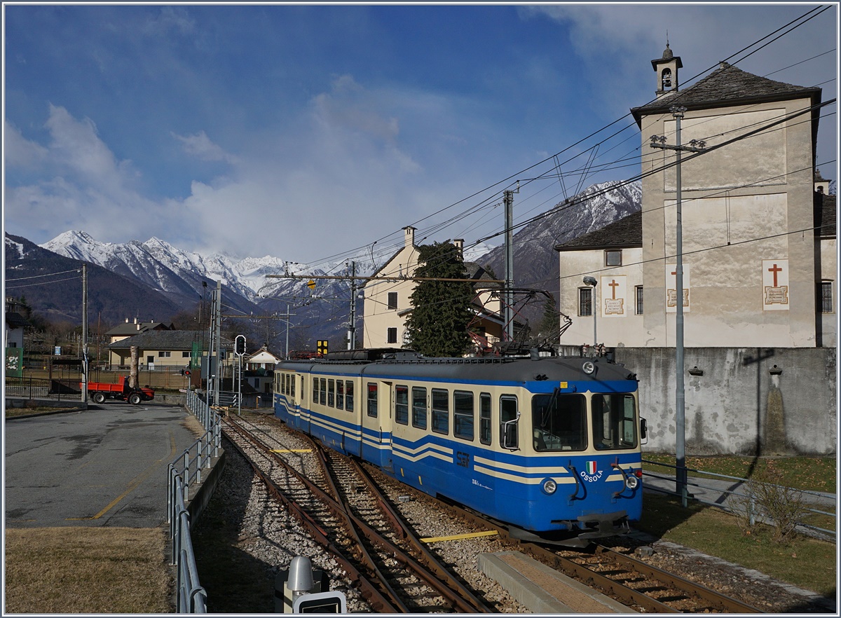 Der SSIF ABe 8/8 23 Ossola verlässt als Schnellzug D 32 Trontano Richtung Domodossola.
1. März 2017