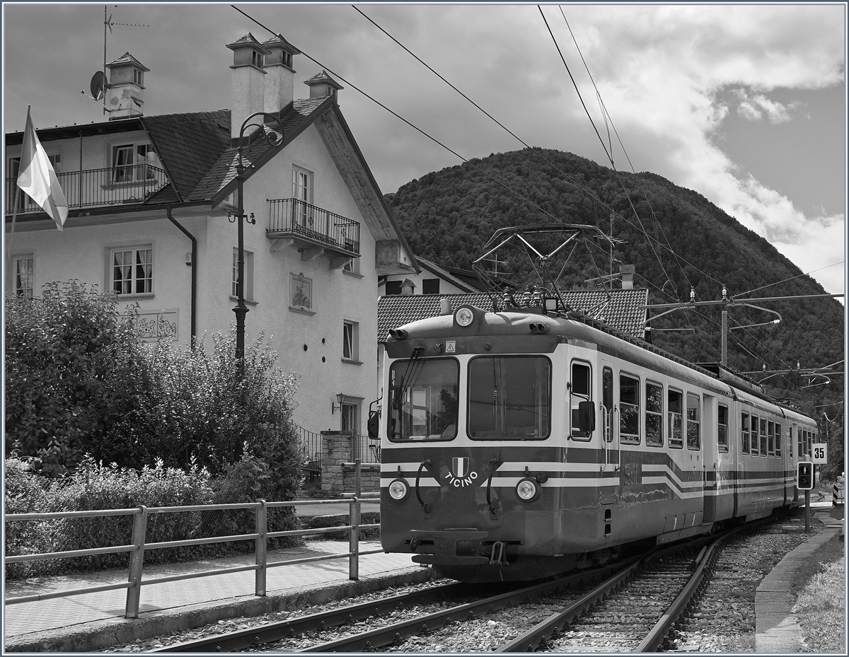Der SSIF Ferrovia Vigezzina ABe 8/8 22 Ticino verlässt als Regionalzug 262 Malesco. 
5. Sept. 2016