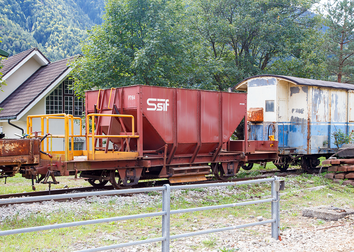 
Der SSIF PT164 ein zweiachsiger Schüttgut-Schotterwagen der SSIF (Società subalpina di imprese ferroviarie) am 15.09.2017 beim Bahnhof Santa Maria Maggiore (Stazione SSIF di Santa Maria Maggiore) abgestellt.