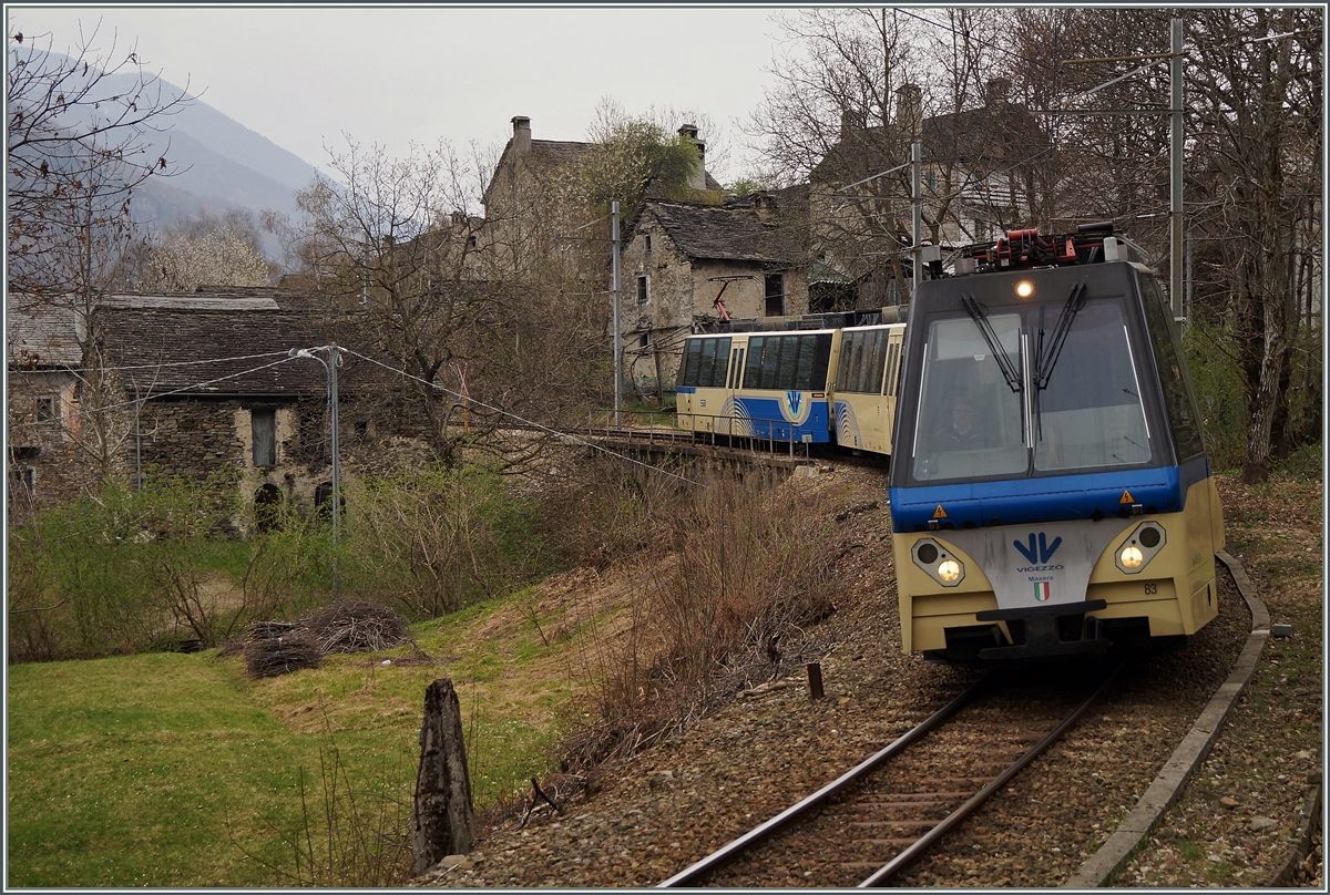 Der SSIF Treno Panoramico 40 von Locarno nach Domossolla bei Verigo.
3. April 2014