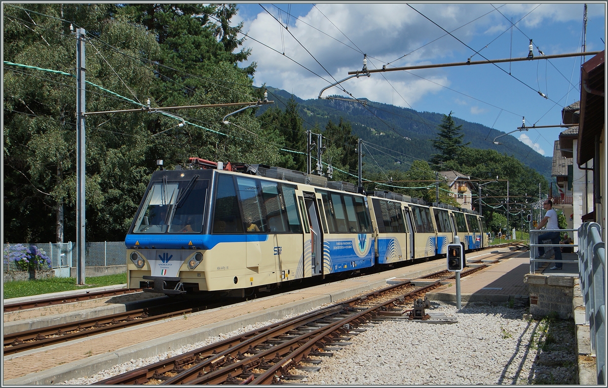 Der SSIF Treno Panoramico von Locarno nach Domodossola macht eine kurzen Halt in Santa Maria Maggiore.
5. August 2014