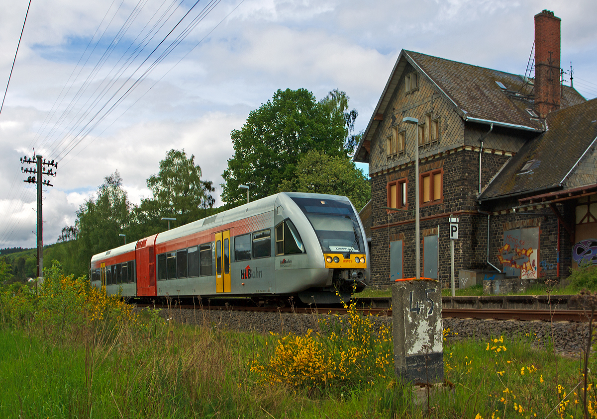 
Der Stadler GTW 2/6 - HLB 103 der Hessische Landesbahn (HLB) hat als Umlauf VEC 25762 (im Auftrag der vectus Verkehrsgesellschaft mbH) verlässt am 12.05.2014 gerade den Bahnhof  Unnau-Korb, bei km 45,0 der Oberwesterwaldbahn (KBS 461), und fährt als RB 28 weiter in Richtung Limburg/Lahn.  Die RB 28   Oberwesterwald-Bahn   ist die Verbindung Au/Sieg - Altenkirchen - Hachenburg - Westerburg - Limburg/Lahn.

Wie man sieht hat das Bahnhofgebäude, wie viele in Deutschland, schon bessere Zeiten gesehen und wird selbst eigentlich nicht mehr genutzt (man kann es kaufen). Der Bahnhof ist eigentlich nur noch ein Haltepunkt. 

Der GTW hat die NVR-Nummern 95 80 0946 403-2 D-HEB / 95 80 0646 403-5 D-HEB / 95 80 0946 903-1 D-HEB. Der Triebwagen wurde 1999 bei DWA, Bautzen (Deutsche Waggonbau AG, heute Bombardier Transportation) unter der Fabriknummer 508/003 für die Hessische Landesbahn (HLB) gebaut und als VT 508 001 geliefert. Er hat die EBA-Nummer EBA 97T03Q 003.
