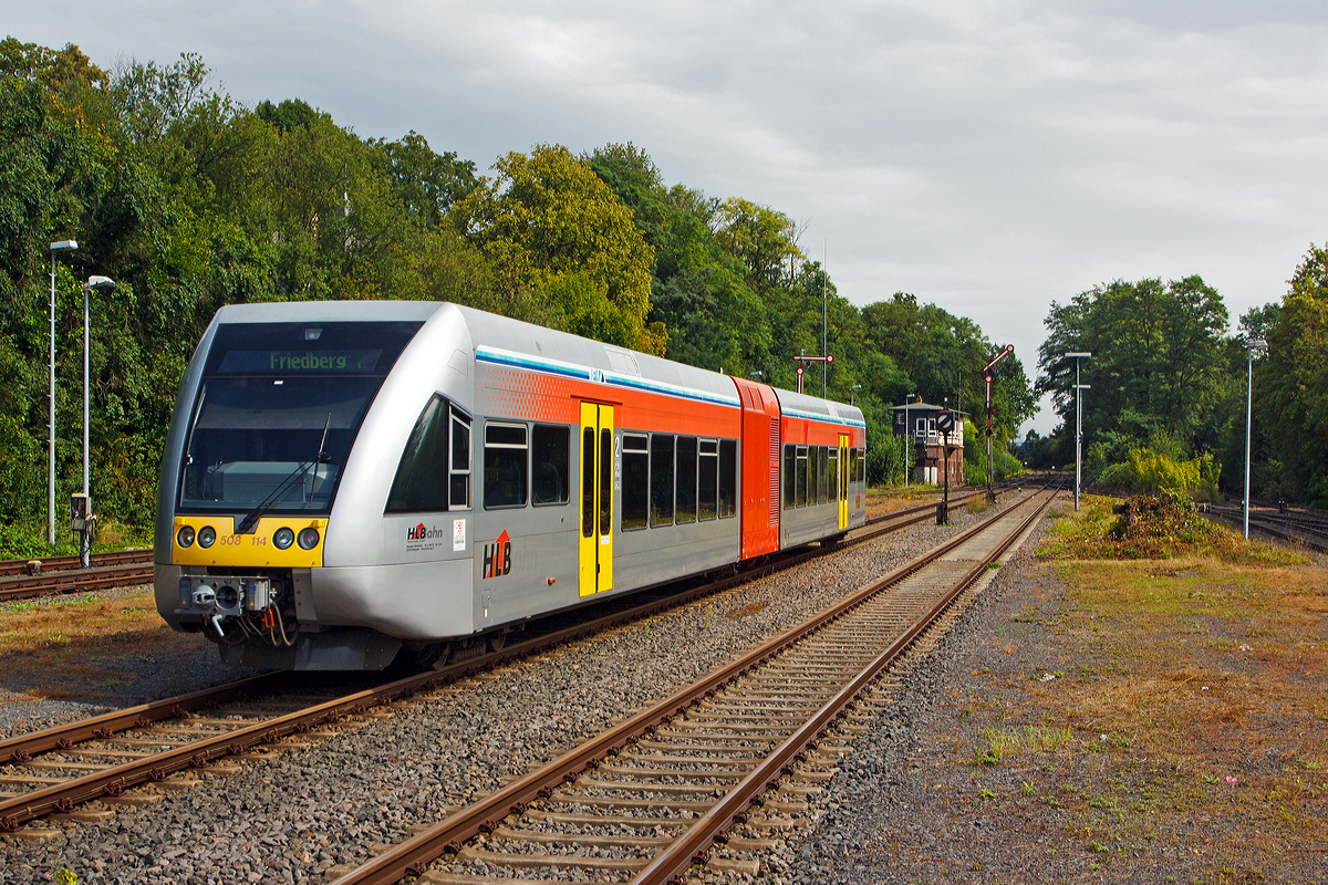 
Der Stadler GTW 2/6 - VT 508 114 der HLB (Hessischen Landesbahn) verlässt am 18.08.2014, als RB 32 nach Friedberg, den Bahnhof Nidda. Hinten das Stellerk Nidda Fahrdienstleiter (Nf).