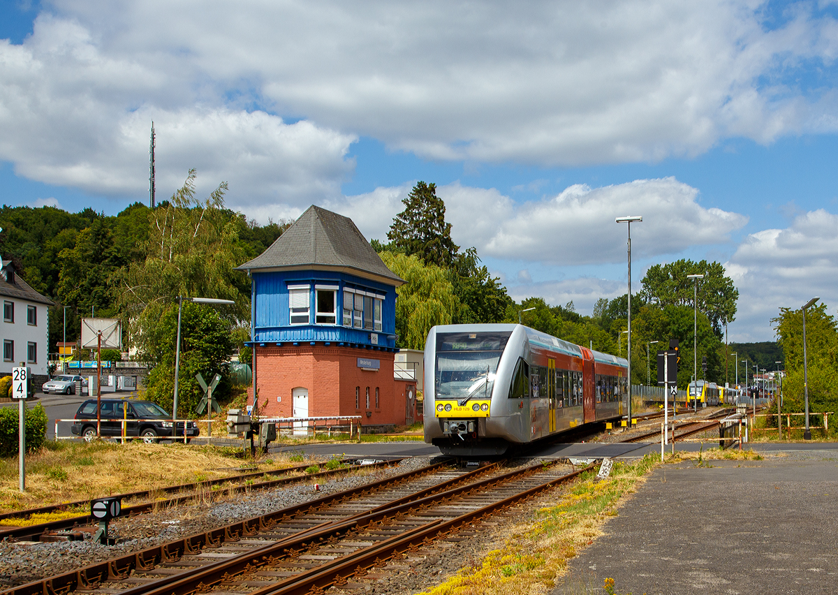 
Der Stadler GTW 2/6 HLB 129 bzw. VT 526 129 (95 80 0946 429-7 D-HEB / 95 80 0646 429-0 D-HEB / 95 80 0946 929-6 D-HEB) der HLB (Hessische Landesbahn GmbH) fährt am 07.07.2019 von Westerburg, als RB 90  Westerwald-Sieg-Bahn , weiter nach Limburg (Lahn).

Links das Stellwerk Westerburg Ws (Süd).

